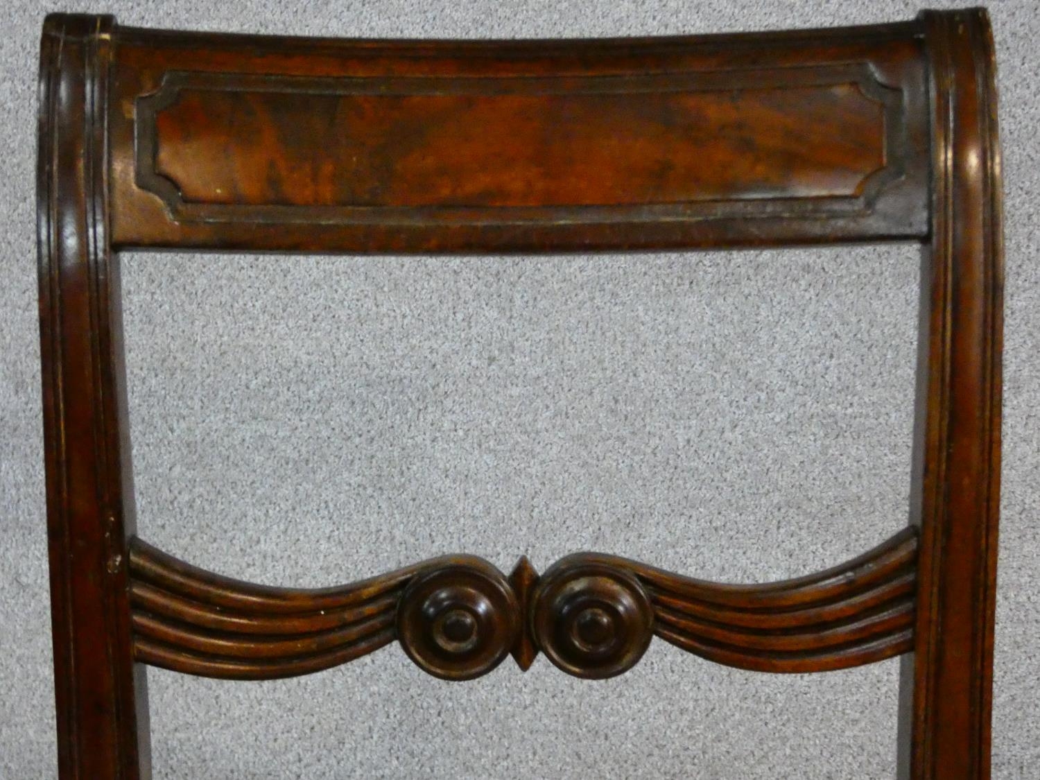 A pair of late Georgian mahogany dining chairs with carved bar backs and splats above drop in - Image 6 of 8