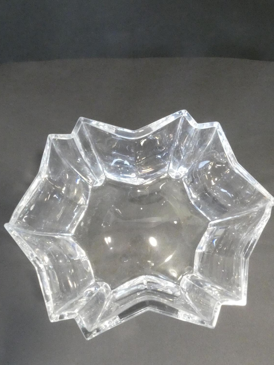 A bulbous crystal glass vase with etched foliate decoration, a crystal leaf shaped bowl and an - Image 4 of 6