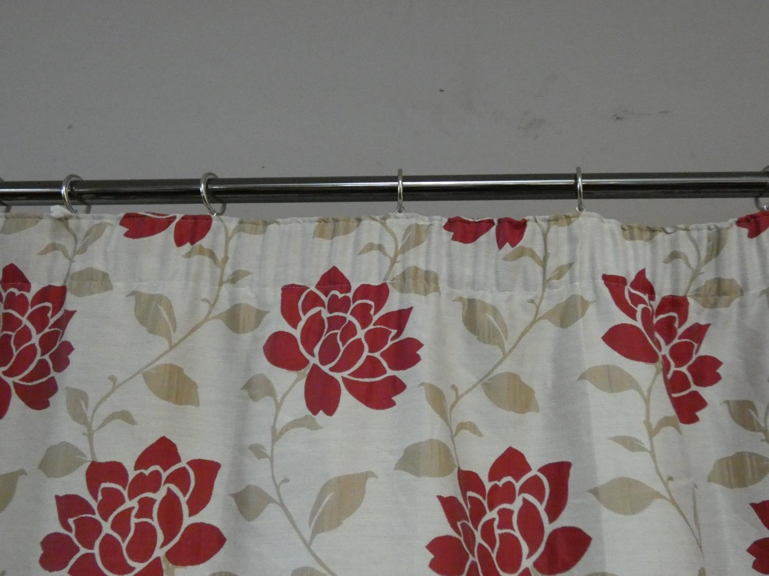 A pair of silk mixed lined curtains with stylised red floral design on a cream background. 223x175cm - Image 3 of 6