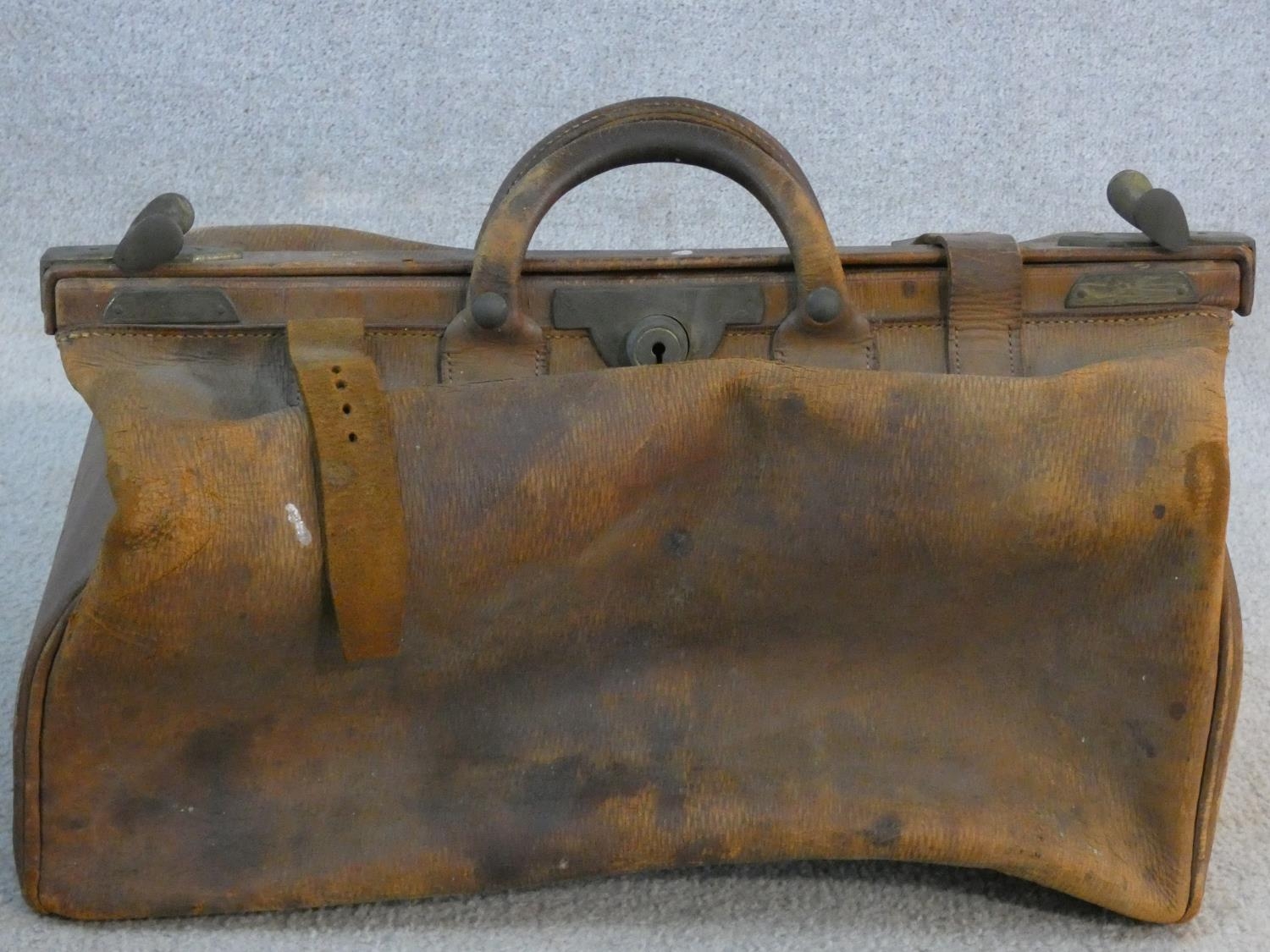 A miscellaneous collection of five various vintage holdalls, to include a leather gladstone bag, - Image 6 of 6