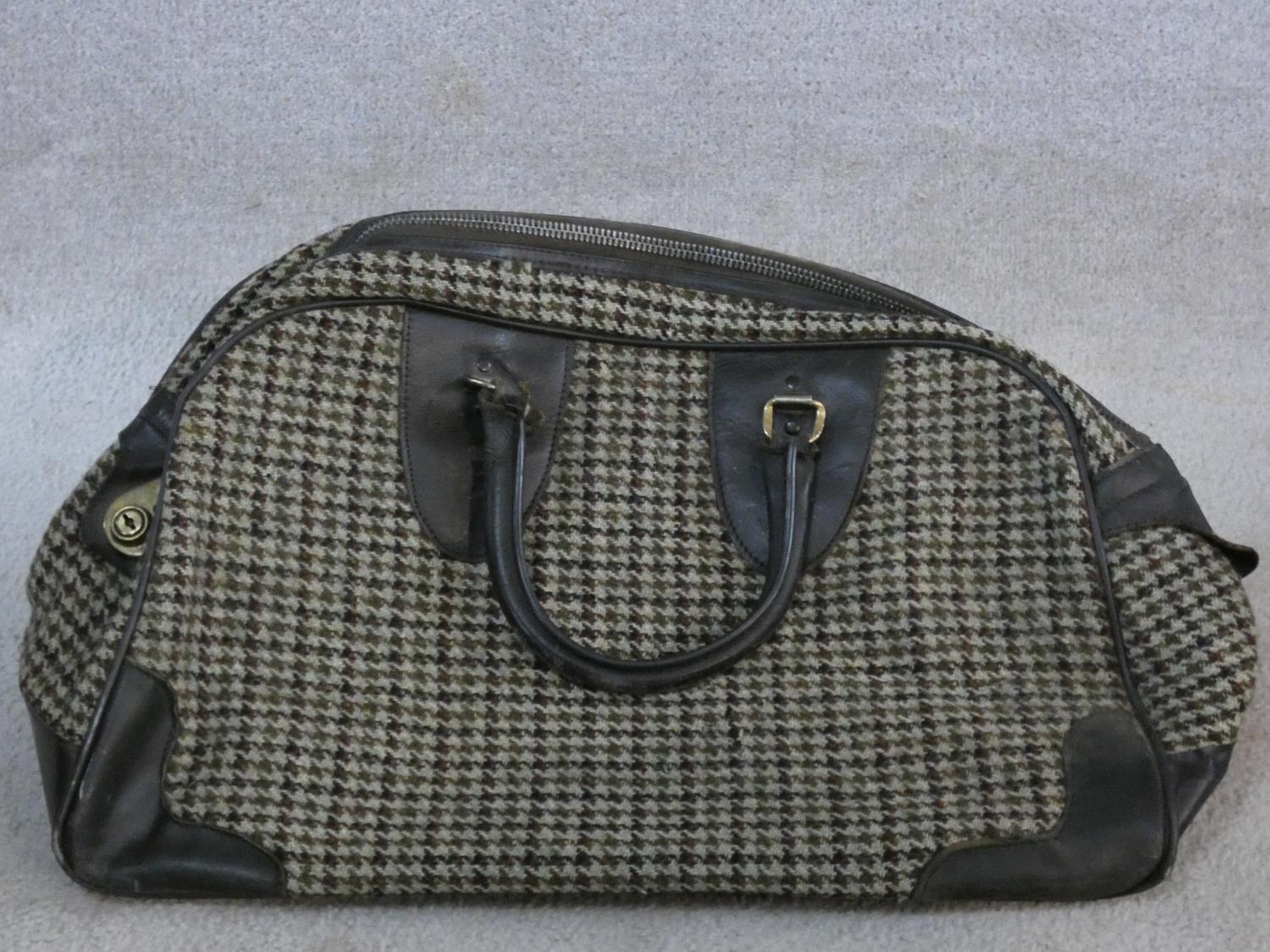 A miscellaneous collection of five various vintage holdalls, to include a leather gladstone bag, - Image 2 of 6