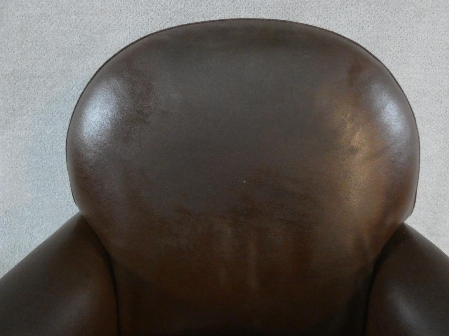 A contemporary vintage style cloud back armchair in tan leather upholstery. H.80xW.78xL.78cm - Image 6 of 8