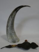 An African tribal pipe with carved heads and a water buffalo horn. H.57cm (horn)
