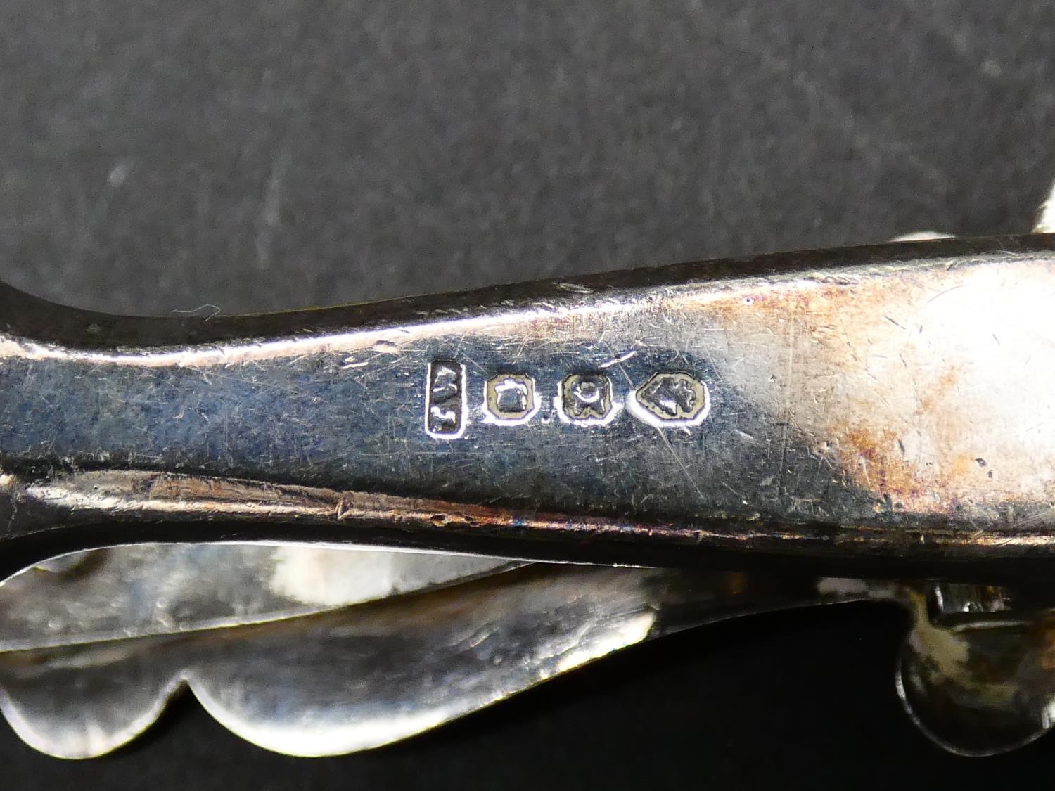 A pair of 19th century silver plated pierced asparagus tongs with initial to the ivory handle. L. - Image 4 of 5