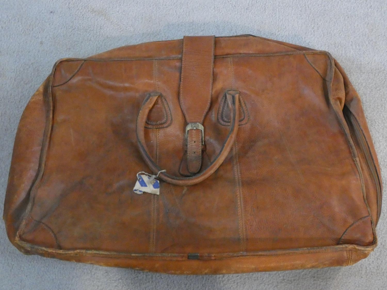 A miscellaneous collection of five various vintage holdalls, to include a leather gladstone bag, - Image 5 of 6