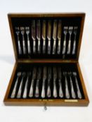 A C.1900 set of twelve Elkington plate dessert knives and forks in brass inlaid fitted oak box. H.