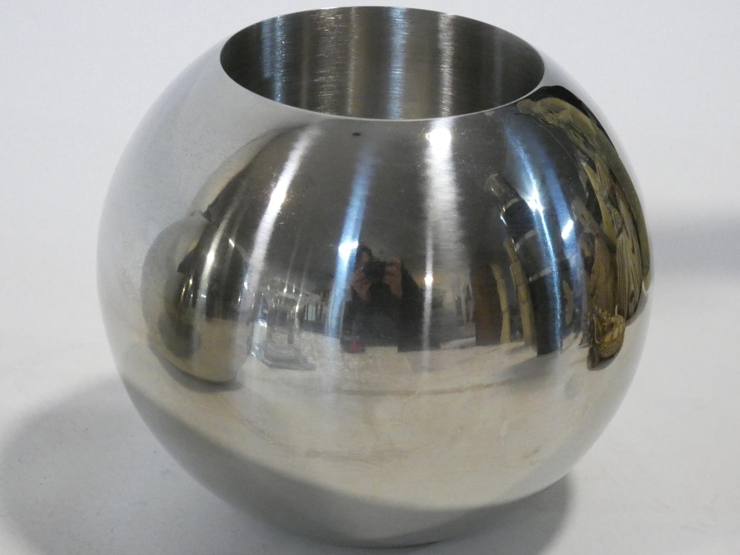 A set of four chrome spherical candle holders and a glass pedestal candle holder. H.14xW.10xL.10cm - Image 2 of 4