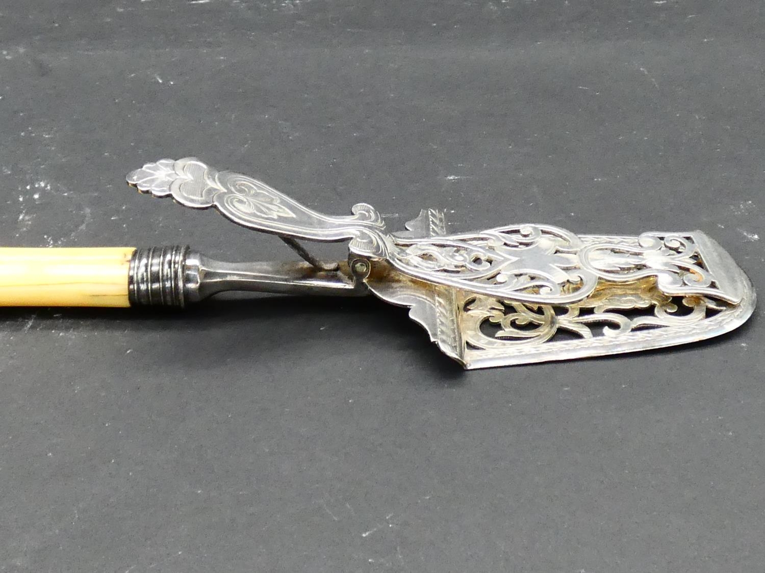 A pair of 19th century silver plated pierced asparagus tongs with initial to the ivory handle. L. - Image 5 of 5