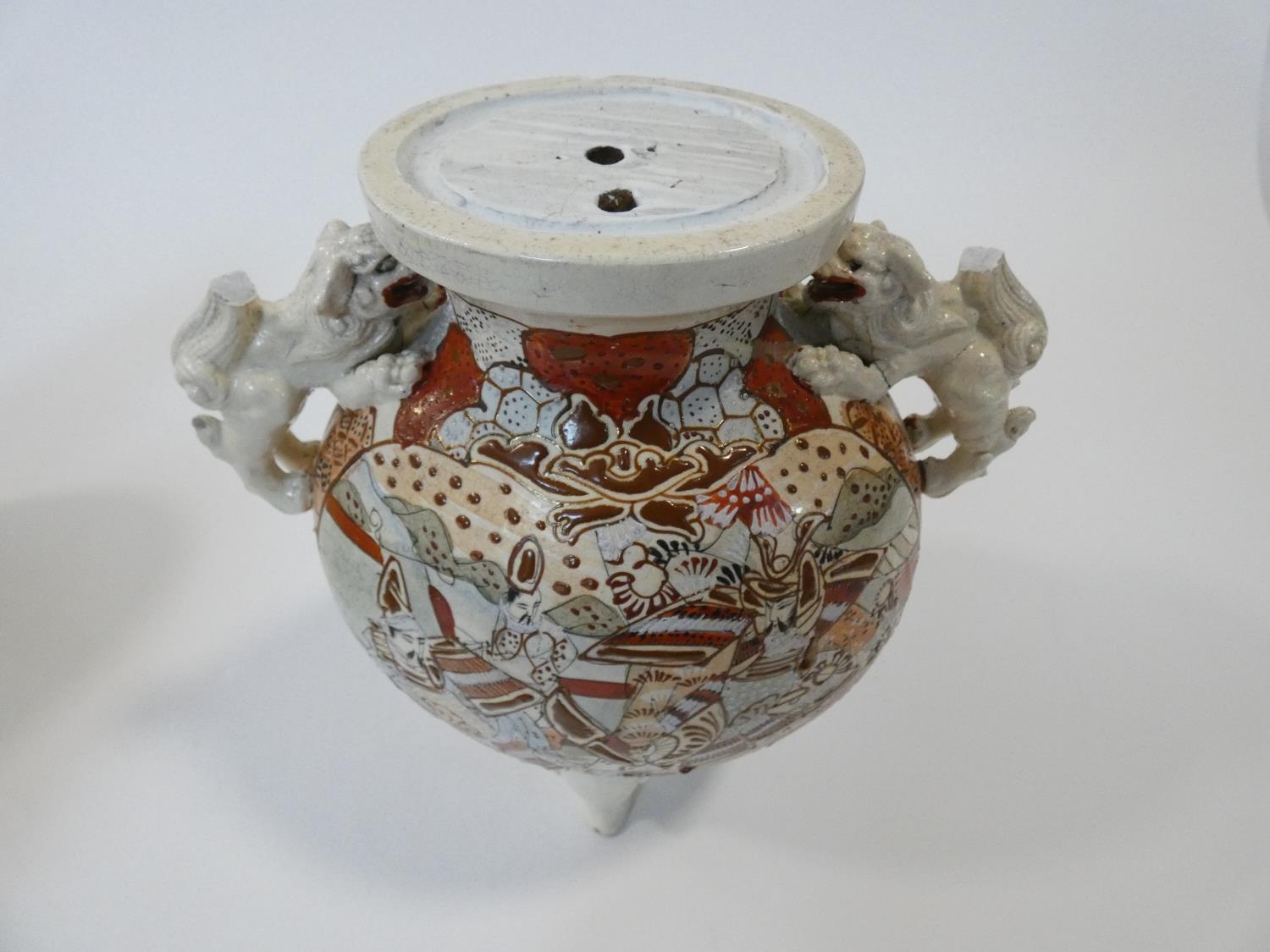 A vintage Satsuma ware lamp base with hand painted Japanese warriors and Foo dog handles, along - Image 20 of 24