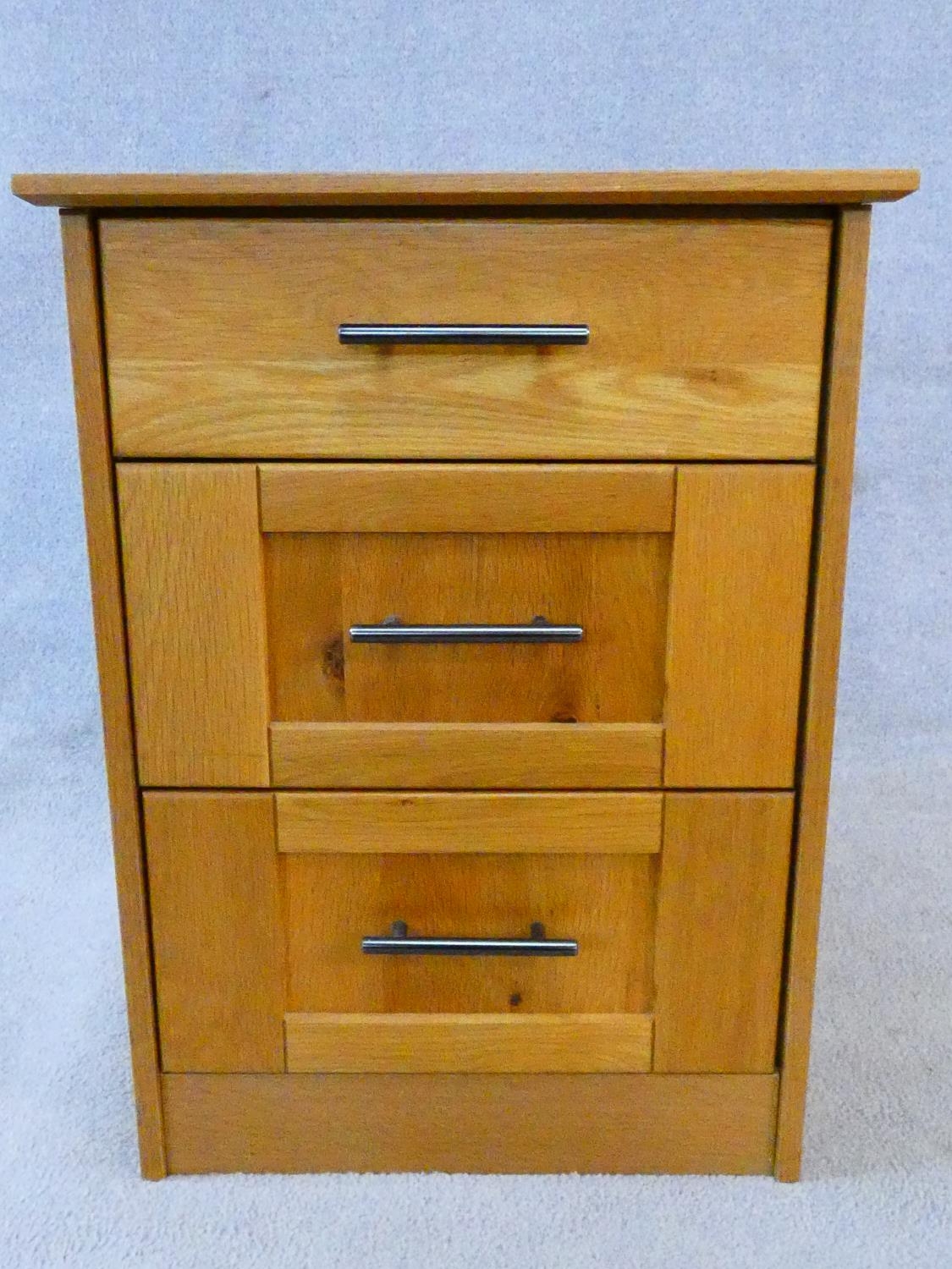 A contemporary oak three drawer cabinet. H.70xW.52xD.49cm - Image 4 of 16