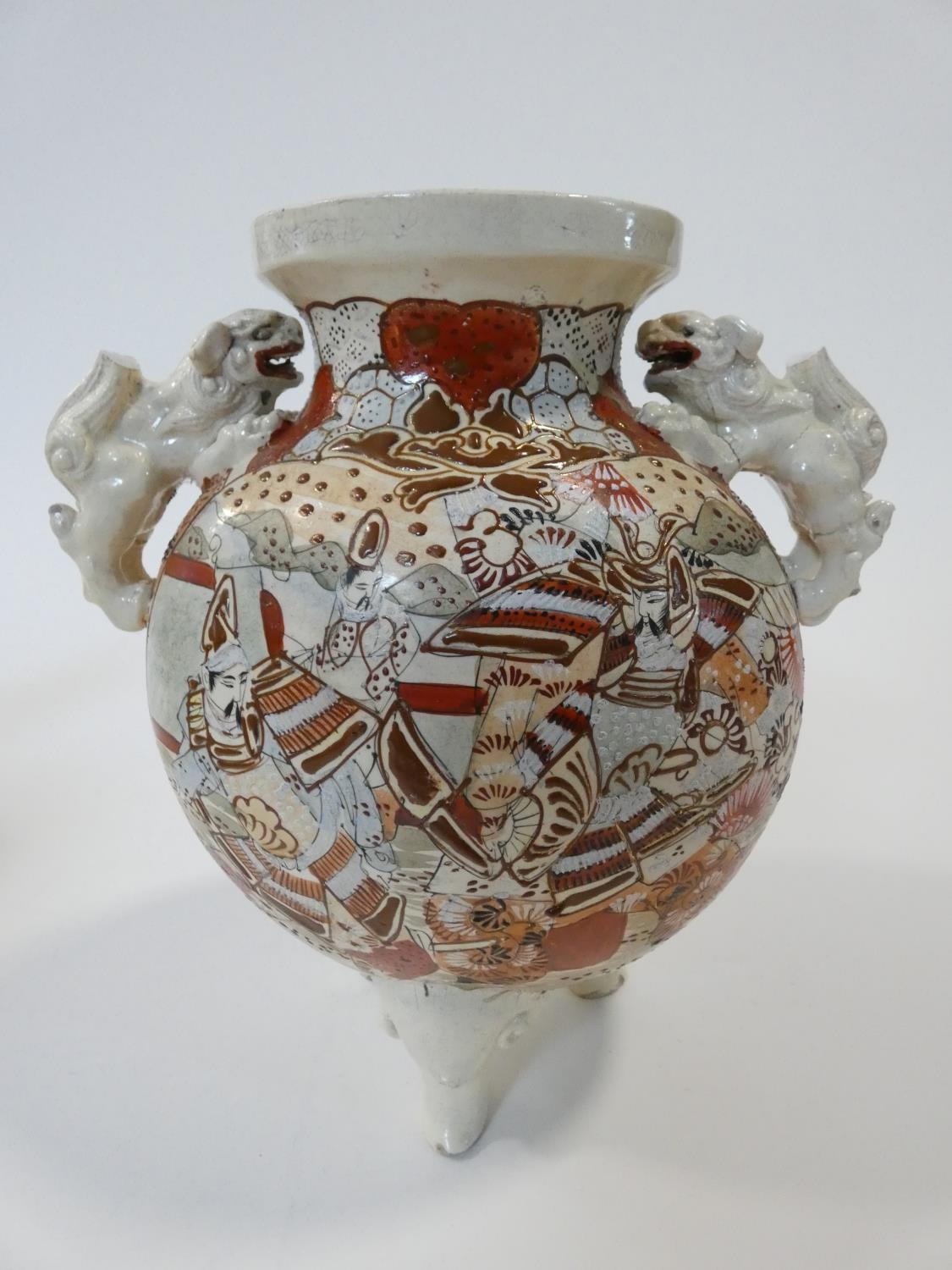 A vintage Satsuma ware lamp base with hand painted Japanese warriors and Foo dog handles, along - Image 12 of 24