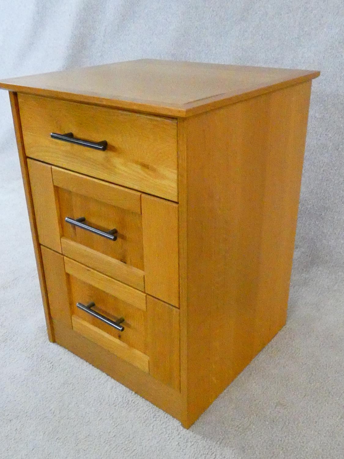 A contemporary oak three drawer cabinet. H.70xW.52xD.49cm - Image 10 of 16