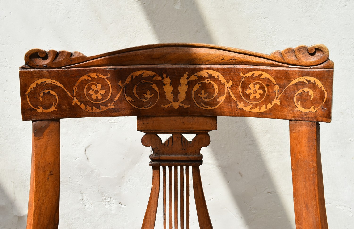 A pair of early 19th century walnut dining chairs with satinwood scroll inlay to the backrail and - Image 5 of 6