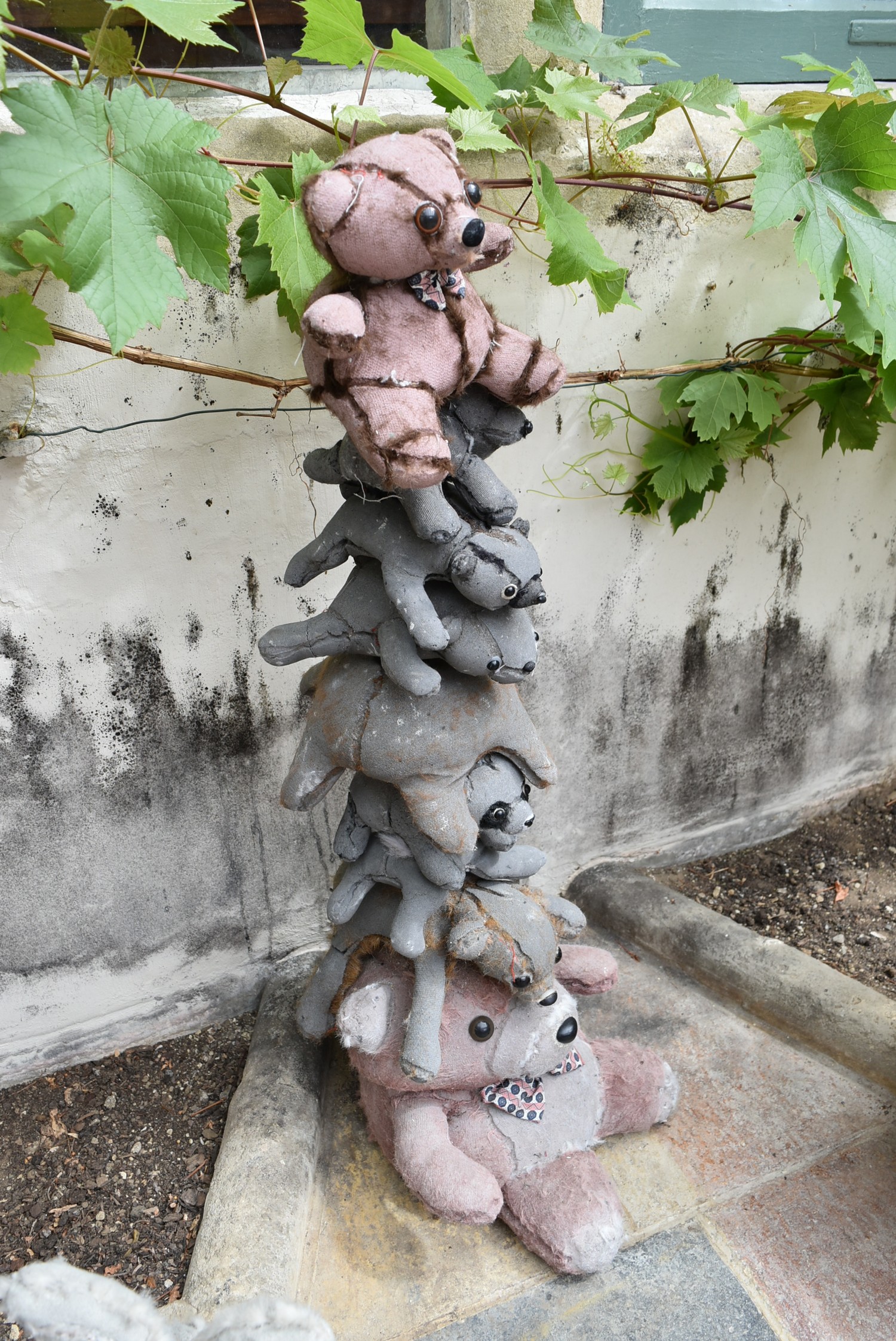 Ross Bonfanti, concrete and mixed material sculpture, a family of teddy bears perched one on top - Image 2 of 5