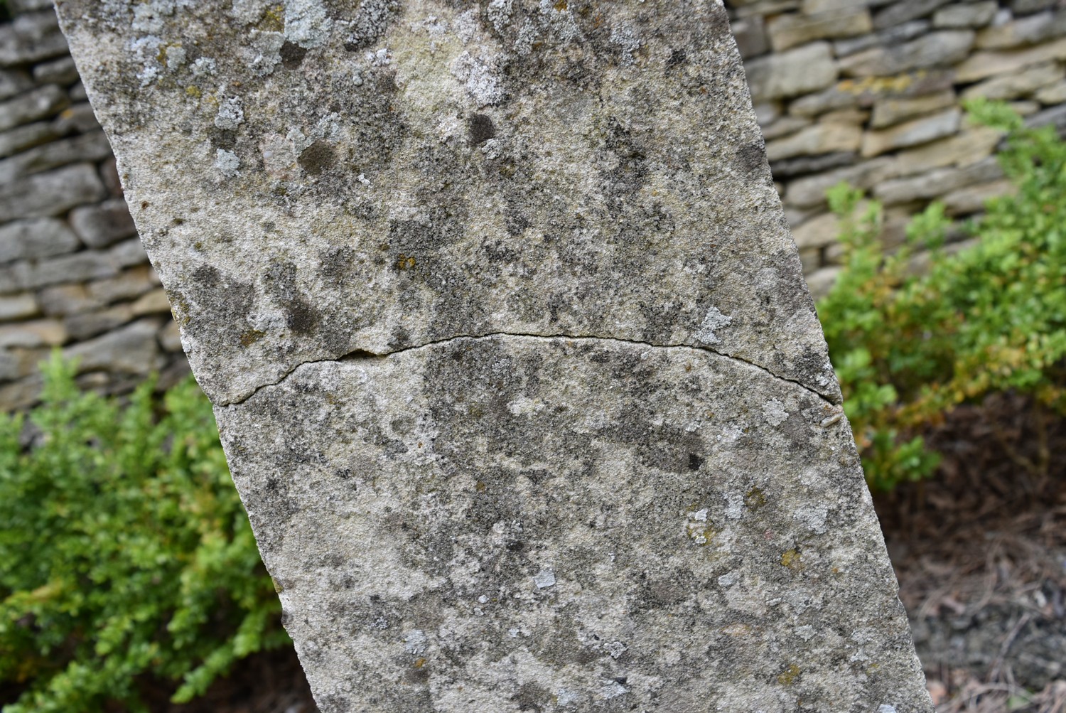 A pair of large weathered reconstituted stone garden obelisks topped with removable spheres. H.132cm - Image 4 of 7