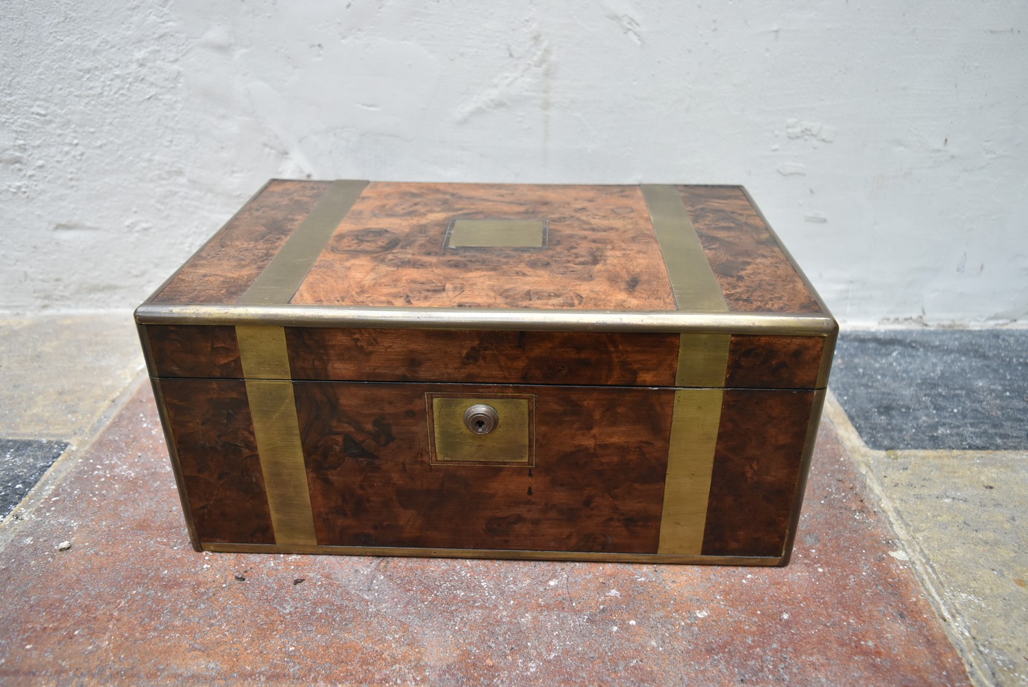 A well fitted early 19th century brass and burr walnut writing slope with inset tooled leather - Image 5 of 5