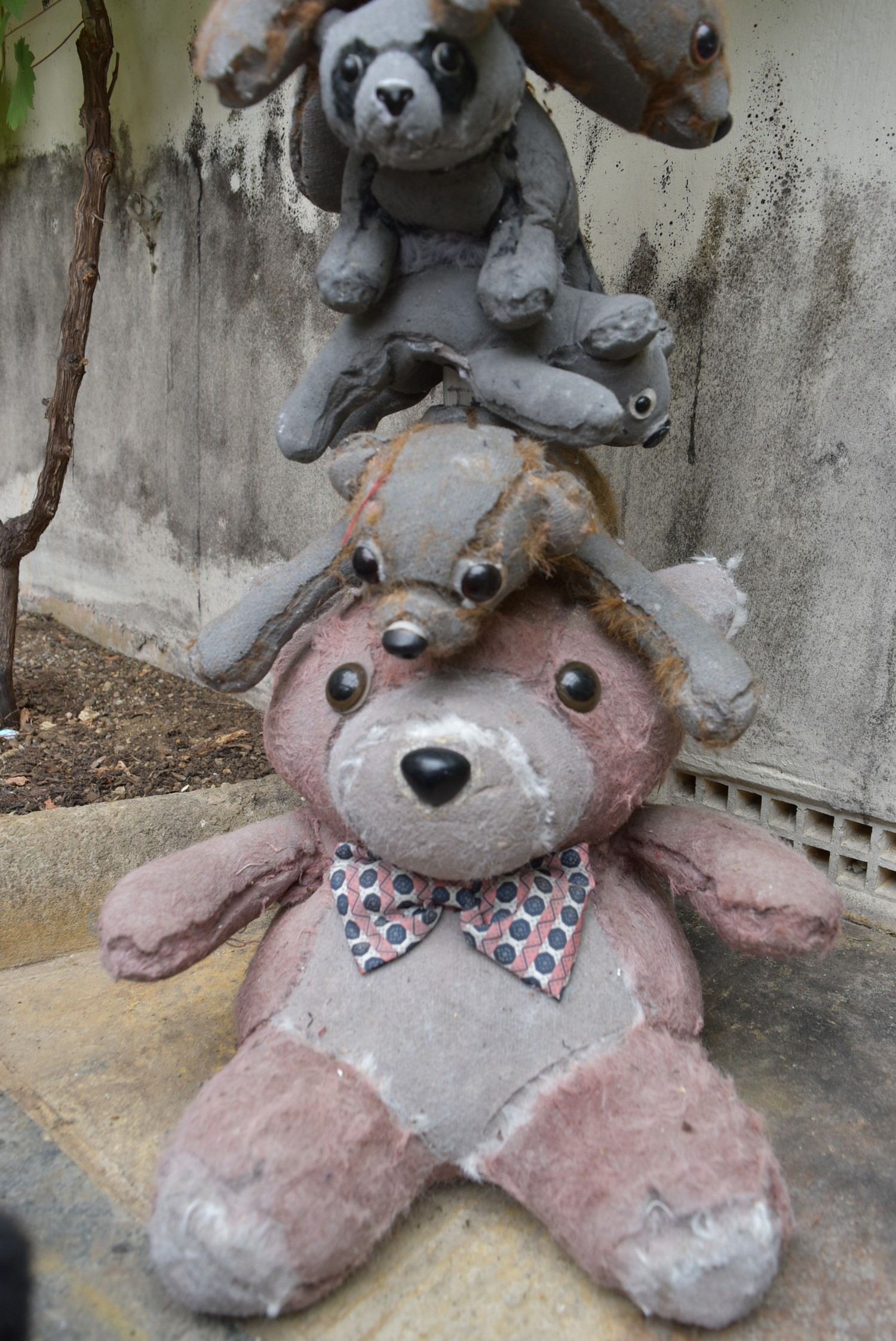 Ross Bonfanti, concrete and mixed material sculpture, a family of teddy bears perched one on top - Image 4 of 5