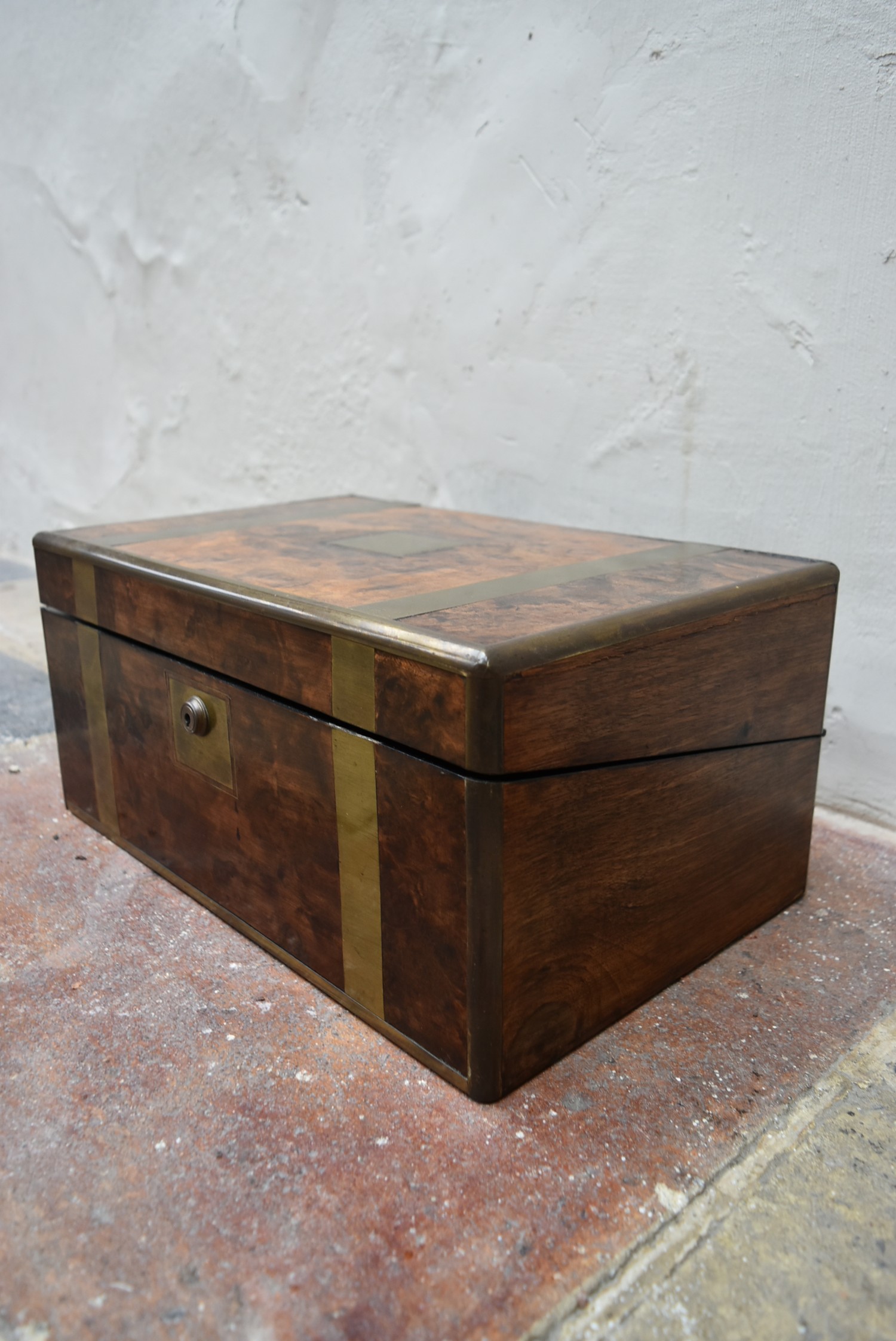 A well fitted early 19th century brass and burr walnut writing slope with inset tooled leather - Image 4 of 5