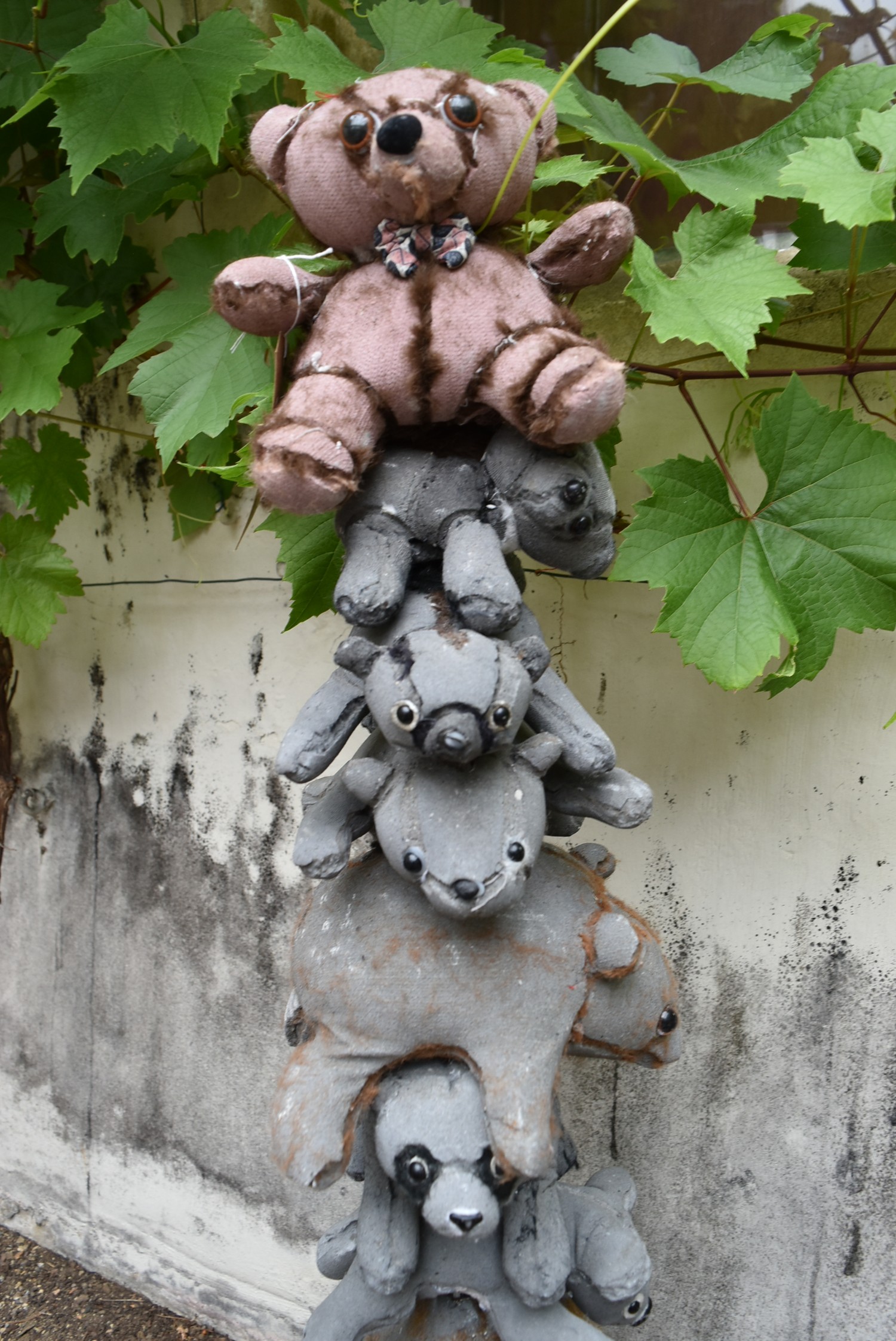 Ross Bonfanti, concrete and mixed material sculpture, a family of teddy bears perched one on top - Image 3 of 5