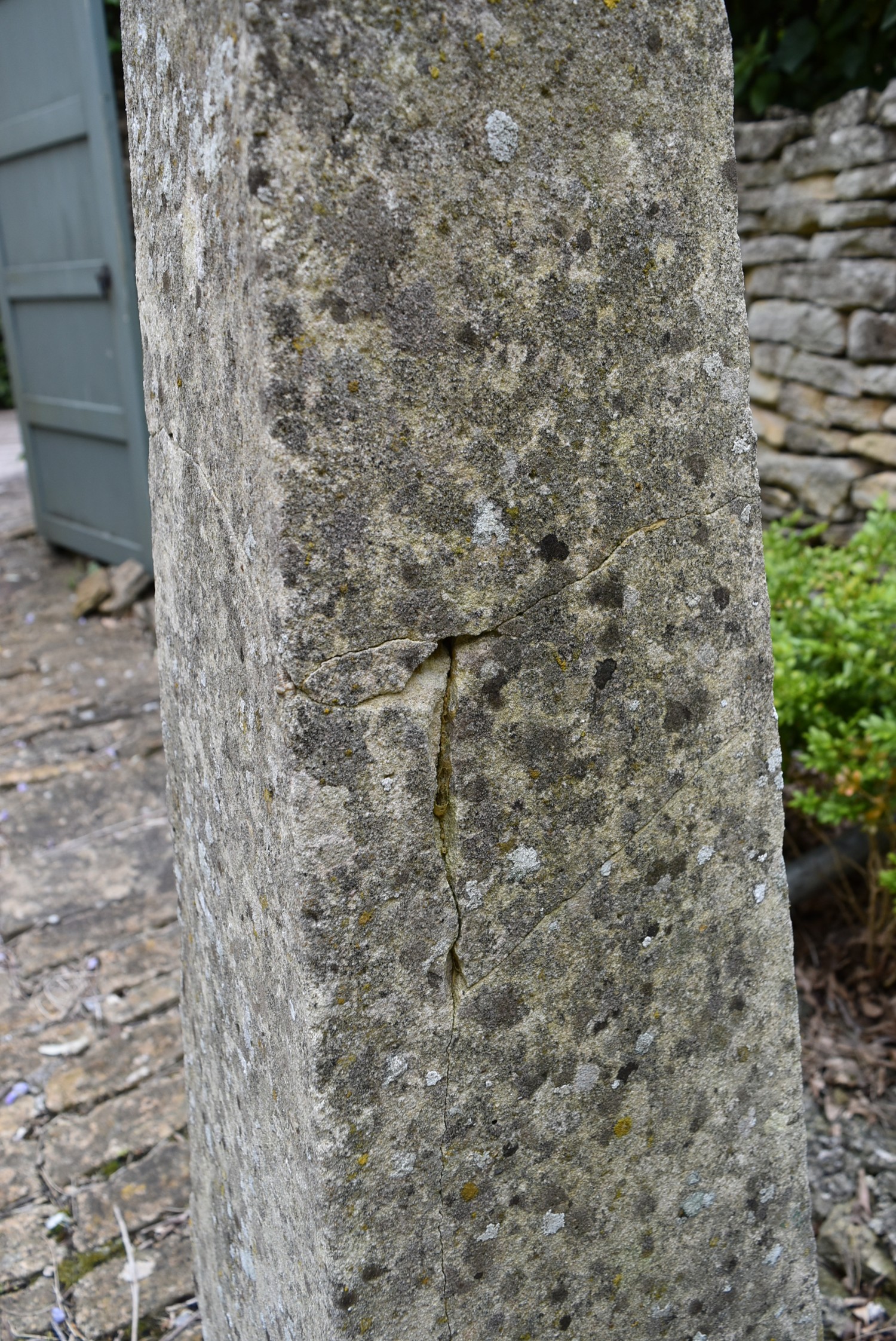 A pair of large weathered reconstituted stone garden obelisks topped with removable spheres. H.132cm - Image 3 of 7