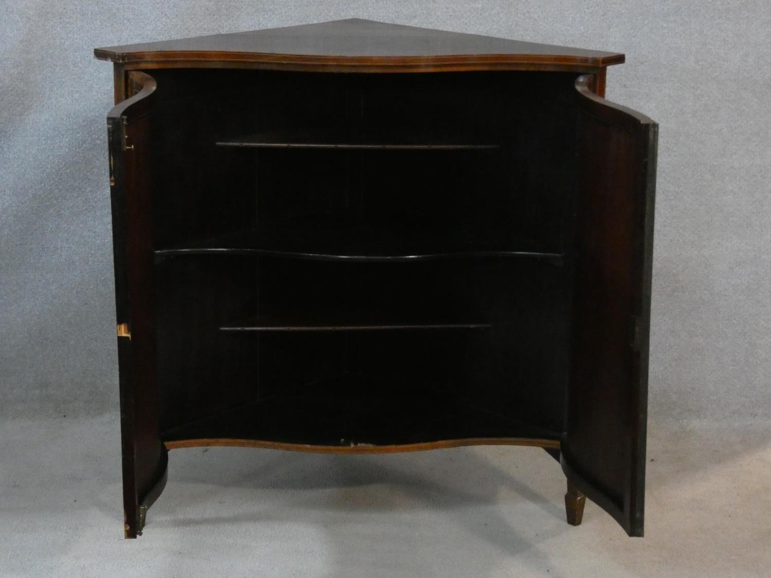 An Edwardian figured mahogany and satinwood inlaid serpentine fronted corner cabinet on square - Image 2 of 4