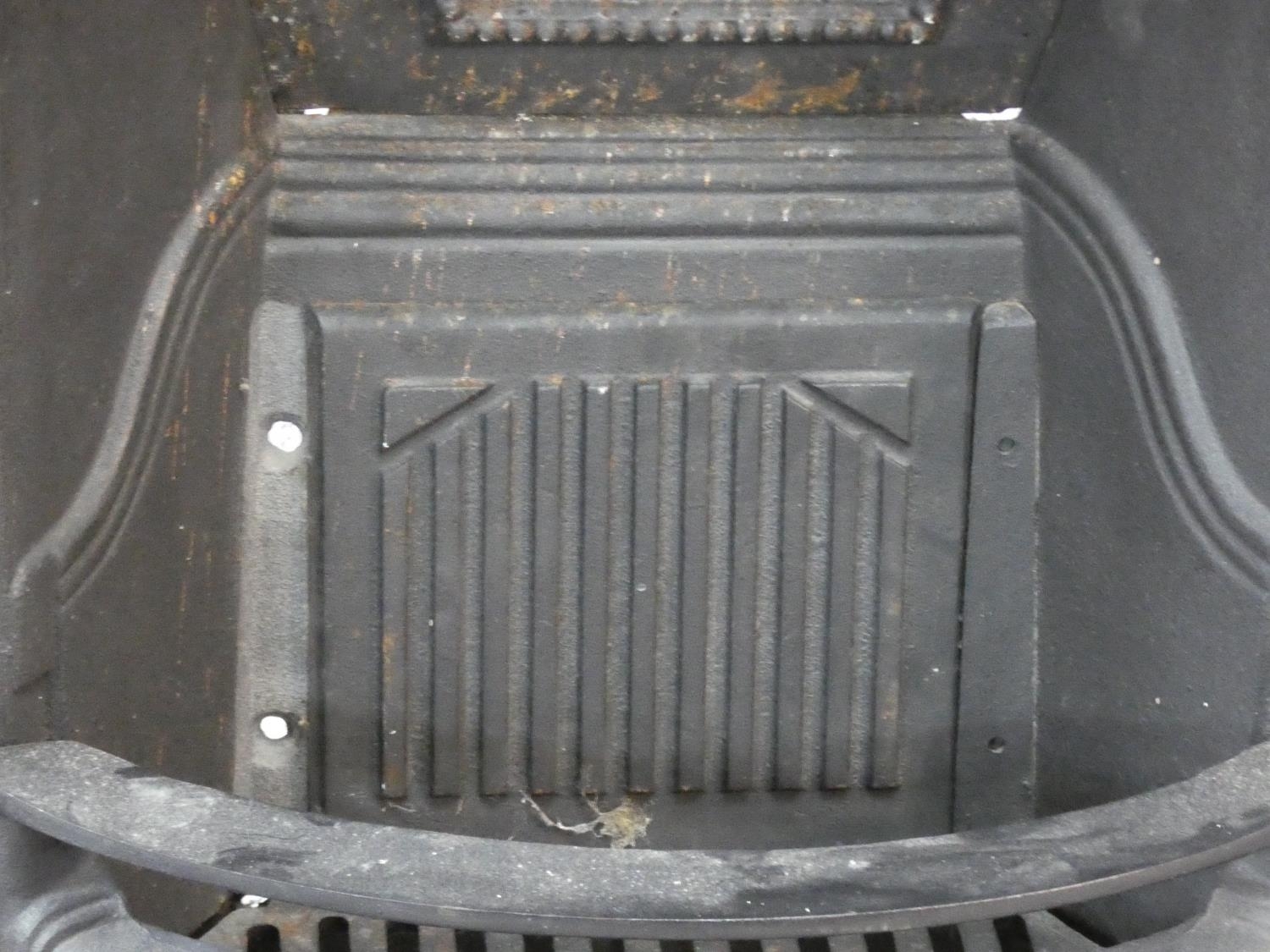 An ornately cast 19th century iron fire surround, mantel shelf and insert with grate on marble - Image 5 of 13