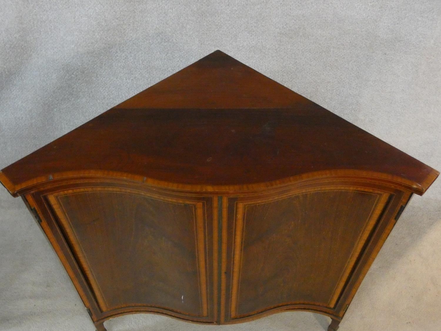 An Edwardian figured mahogany and satinwood inlaid serpentine fronted corner cabinet on square - Image 3 of 4