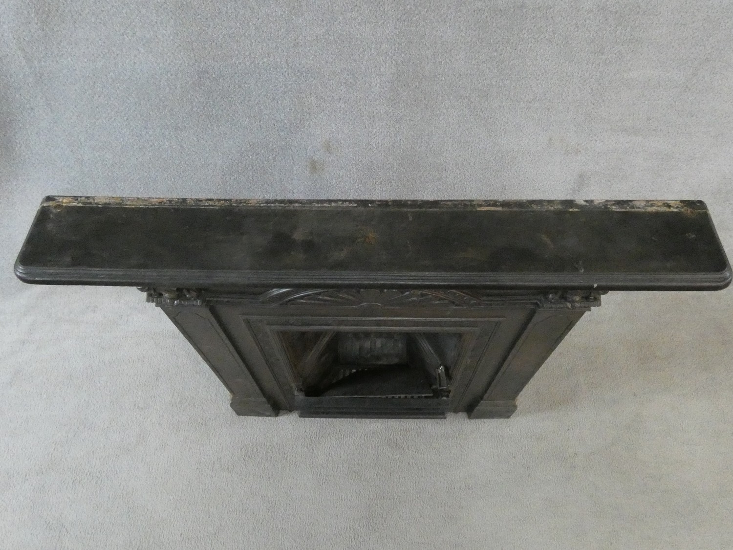 An ornately cast 19th century iron fire surround, mantel shelf and insert with grate on marble - Image 3 of 12