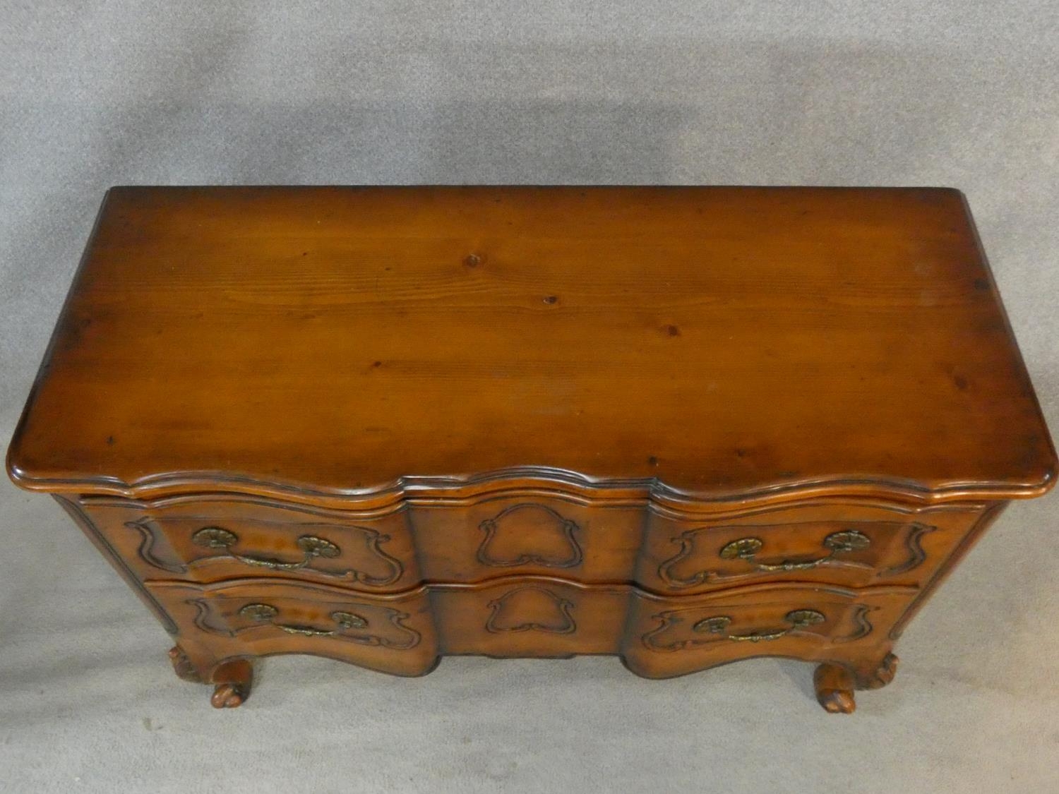 A French provincial chestnut two drawer commode on carved cabriole supports. H.87 W.117 D.48cm - Image 3 of 5