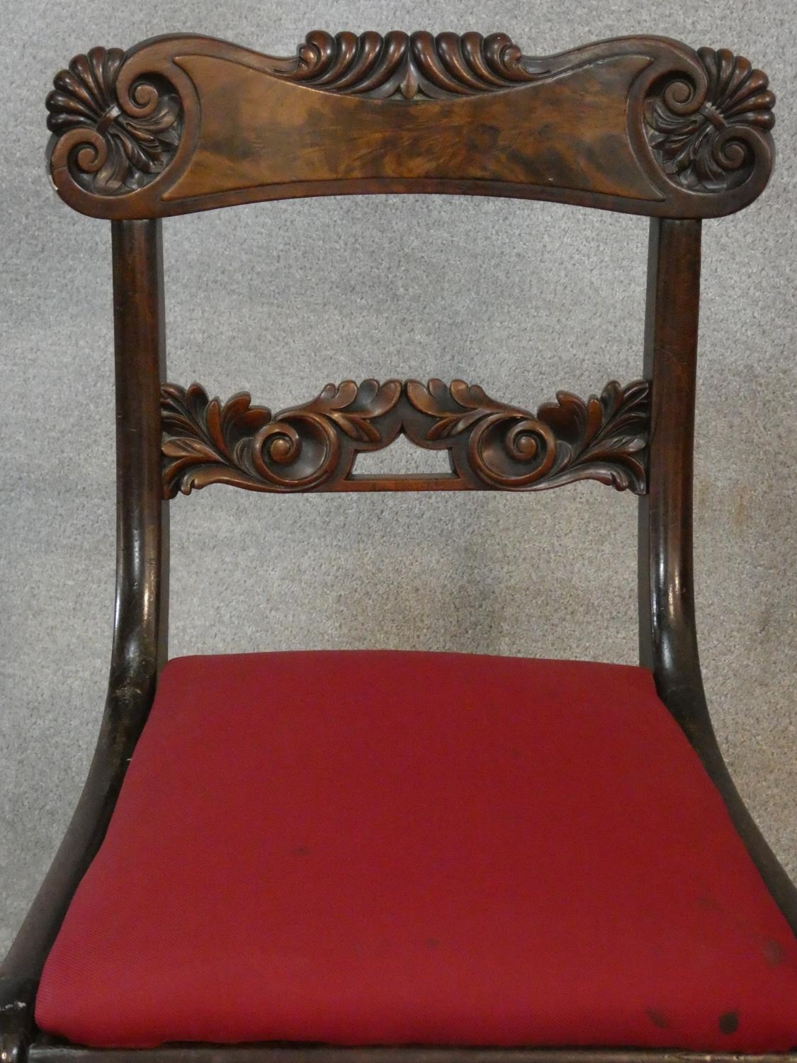 A set of six Regency mahogany bar back dining chairs with shell carving to the backs above drop in - Image 4 of 6