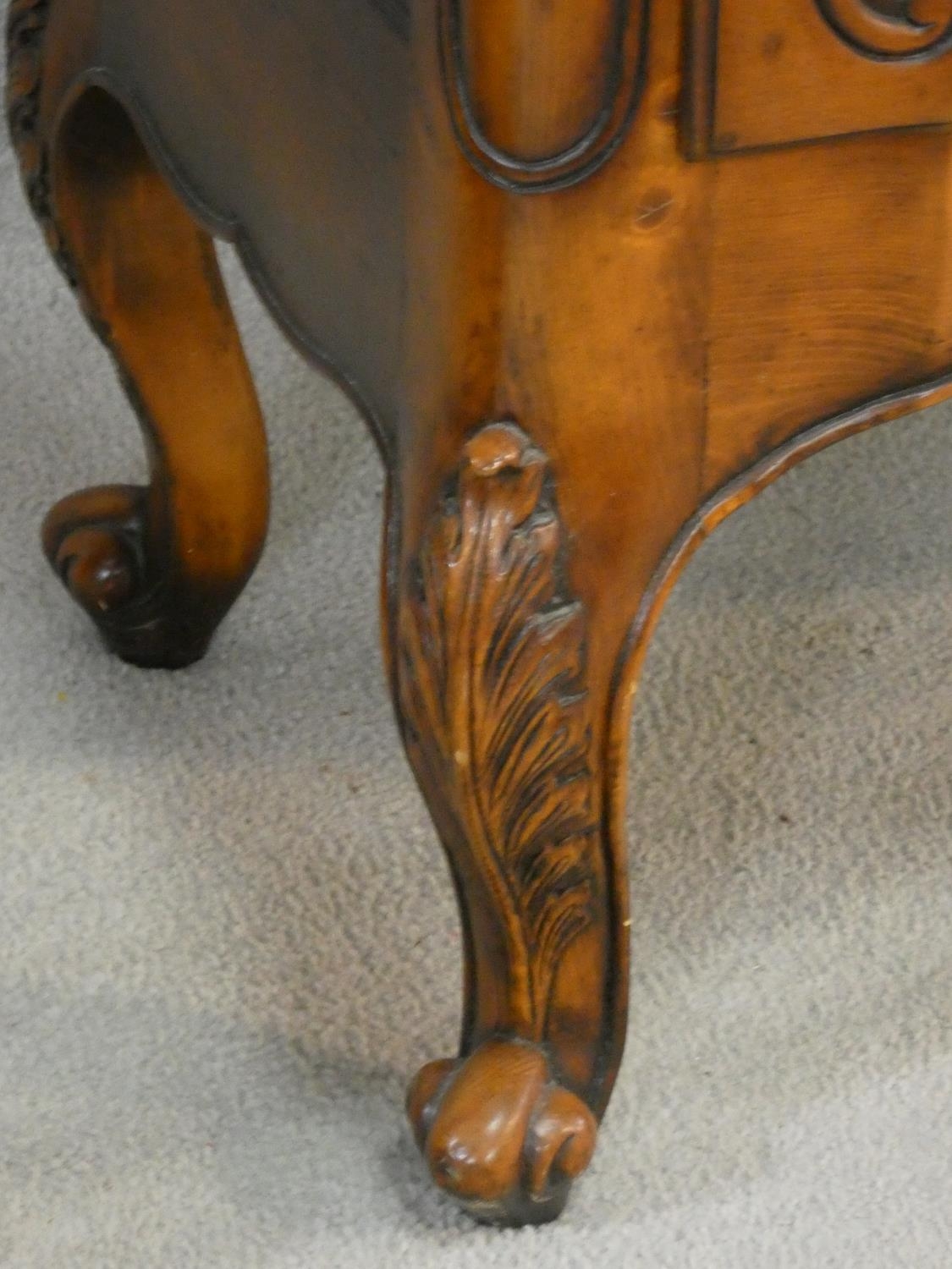 A French provincial chestnut two drawer commode on carved cabriole supports. H.87 W.117 D.48cm - Image 5 of 5