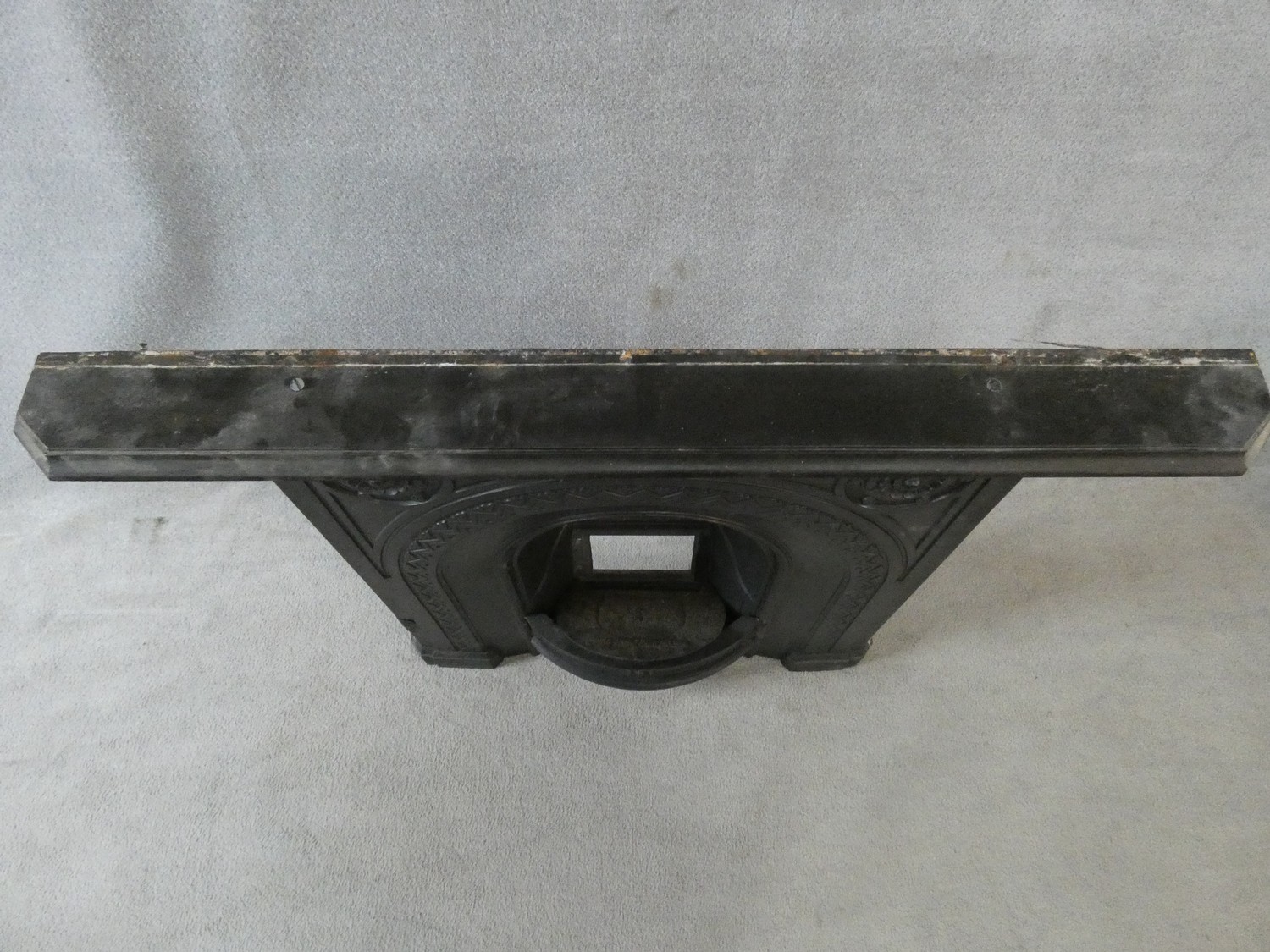 An ornately cast 19th century iron fire surround, mantel shelf and insert with grate on marble - Image 2 of 13