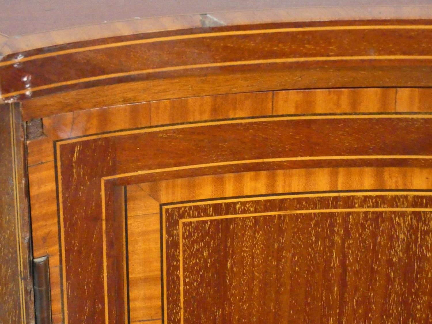 An Edwardian figured mahogany and satinwood inlaid serpentine fronted corner cabinet on square - Image 4 of 4