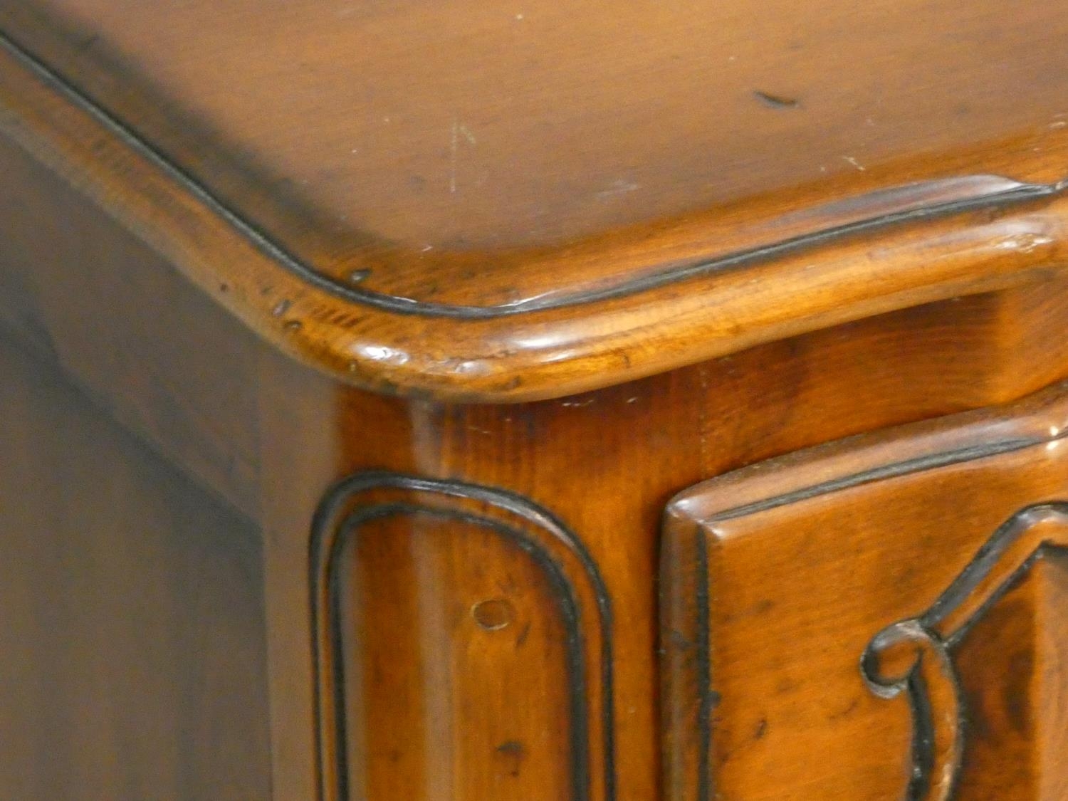 A French provincial chestnut two drawer commode on carved cabriole supports. H.87 W.117 D.48cm - Image 4 of 5