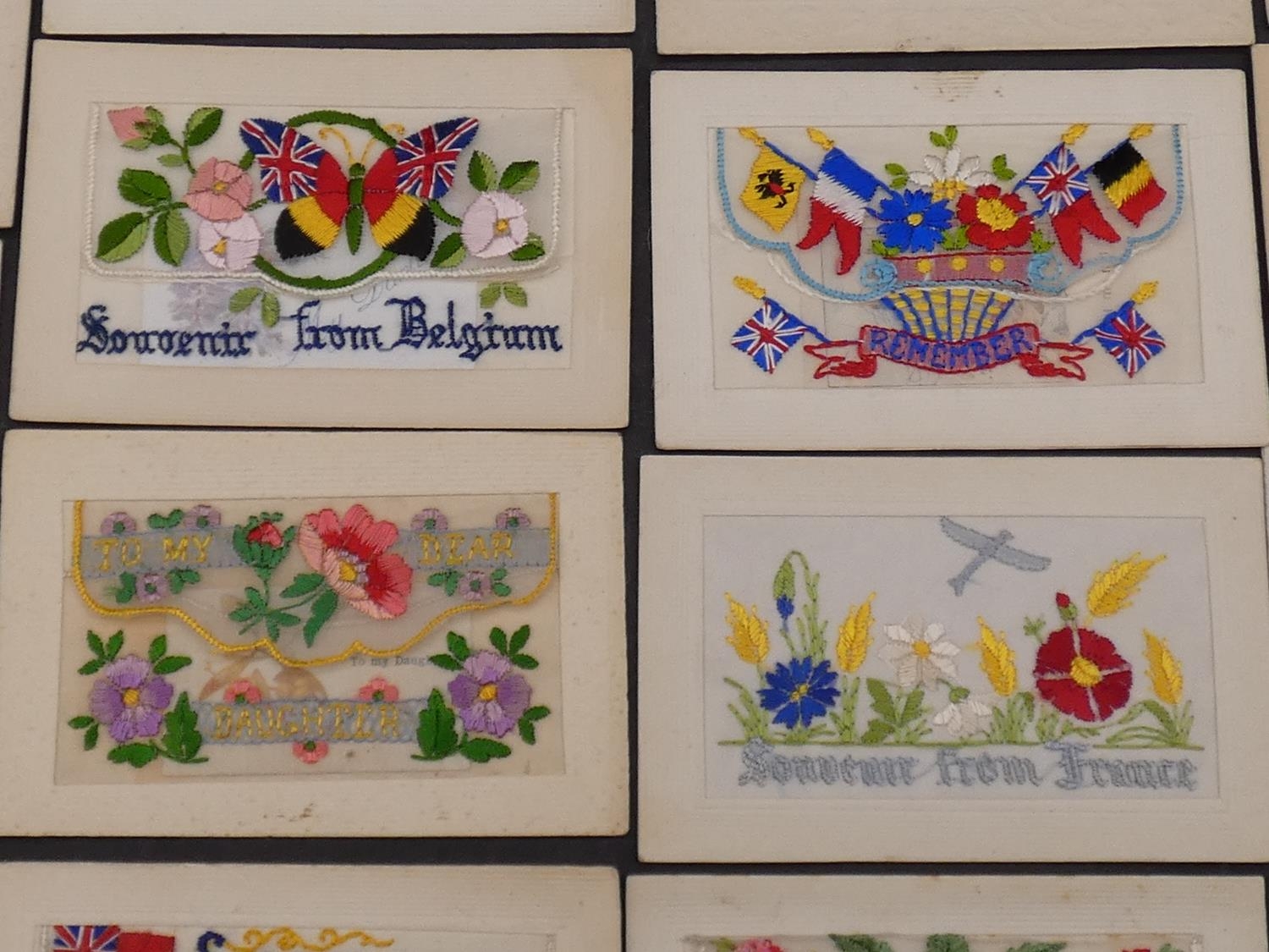 A collection of twenty three silk hand embroidered WW1 souvenir postcards. Some as envelopes with - Image 7 of 11