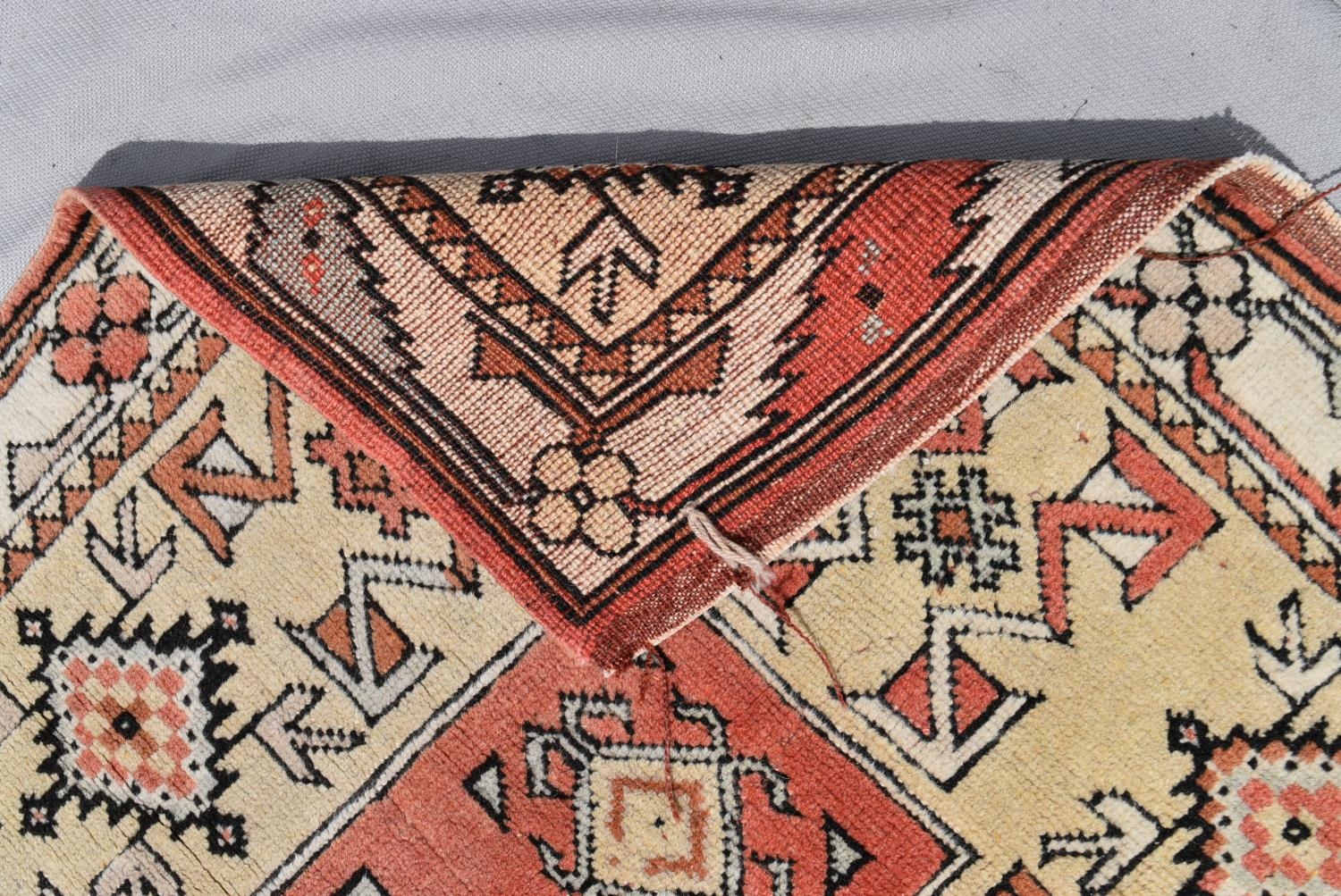 A Turkish Millas rug with repeating central flowerhead motif contained within broad stylised borders - Image 4 of 4