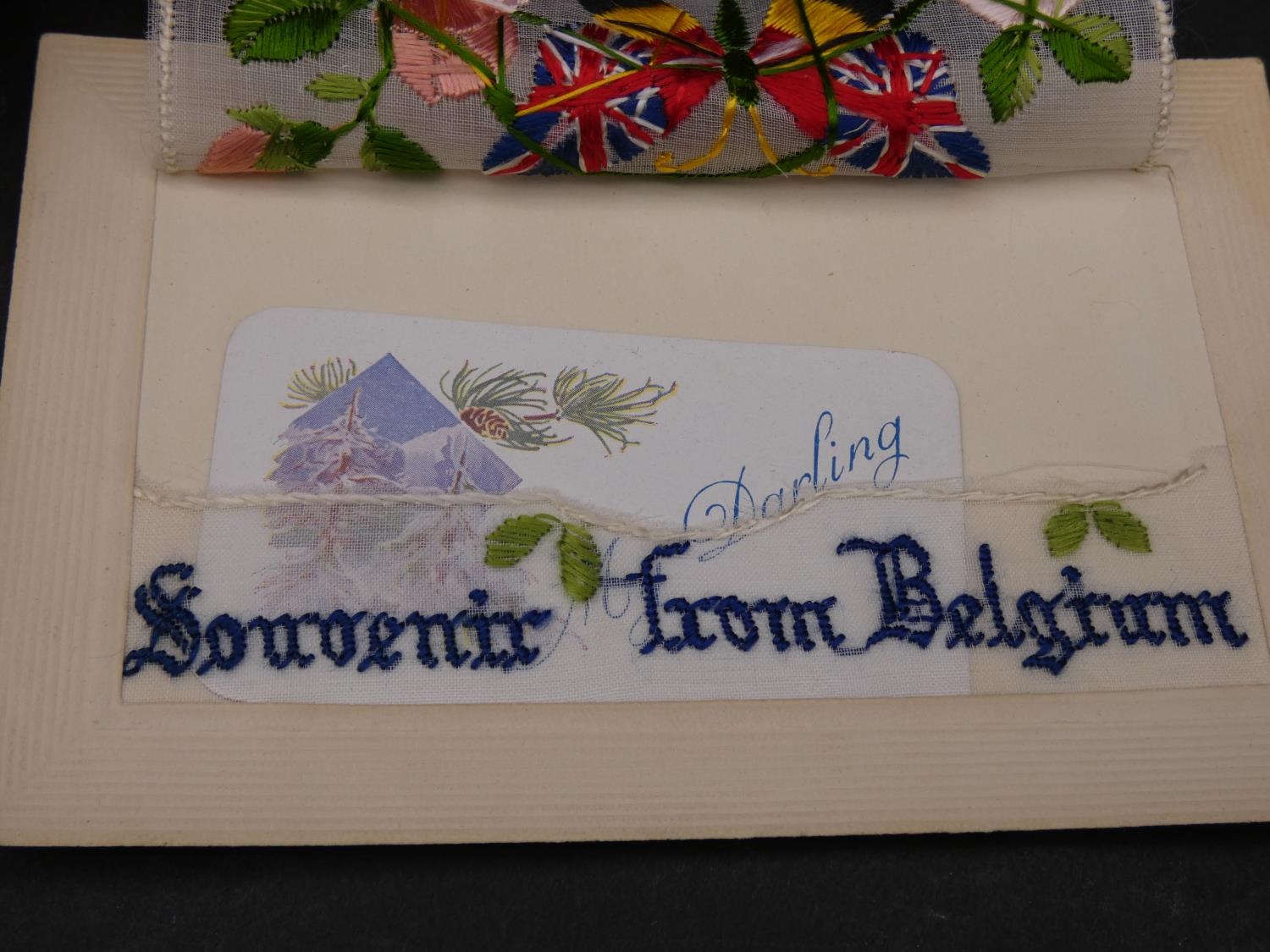 A collection of twenty three silk hand embroidered WW1 souvenir postcards. Some as envelopes with - Image 11 of 11