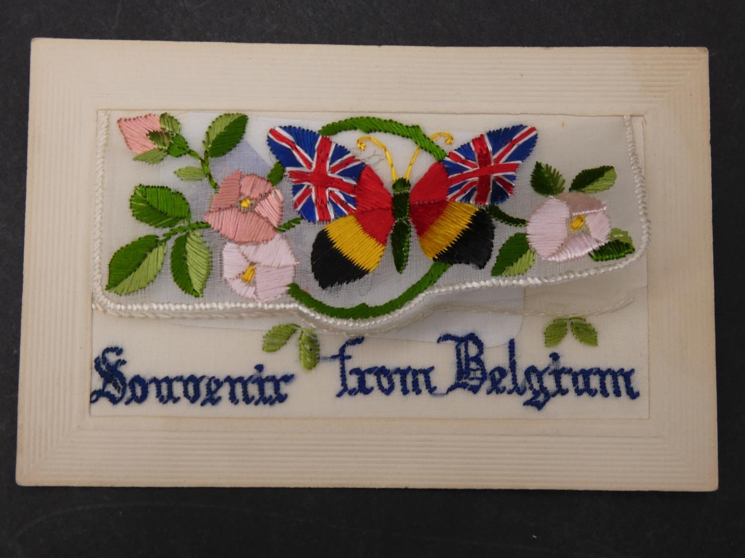 A collection of twenty three silk hand embroidered WW1 souvenir postcards. Some as envelopes with - Image 10 of 11