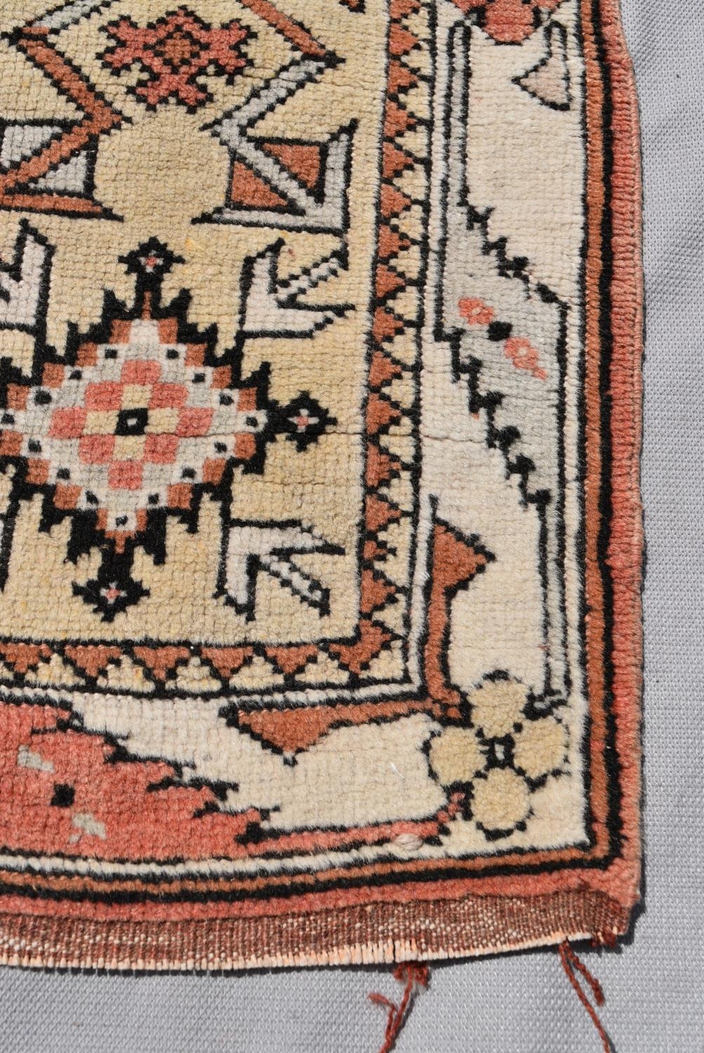 A Turkish Millas rug with repeating central flowerhead motif contained within broad stylised borders - Image 3 of 4