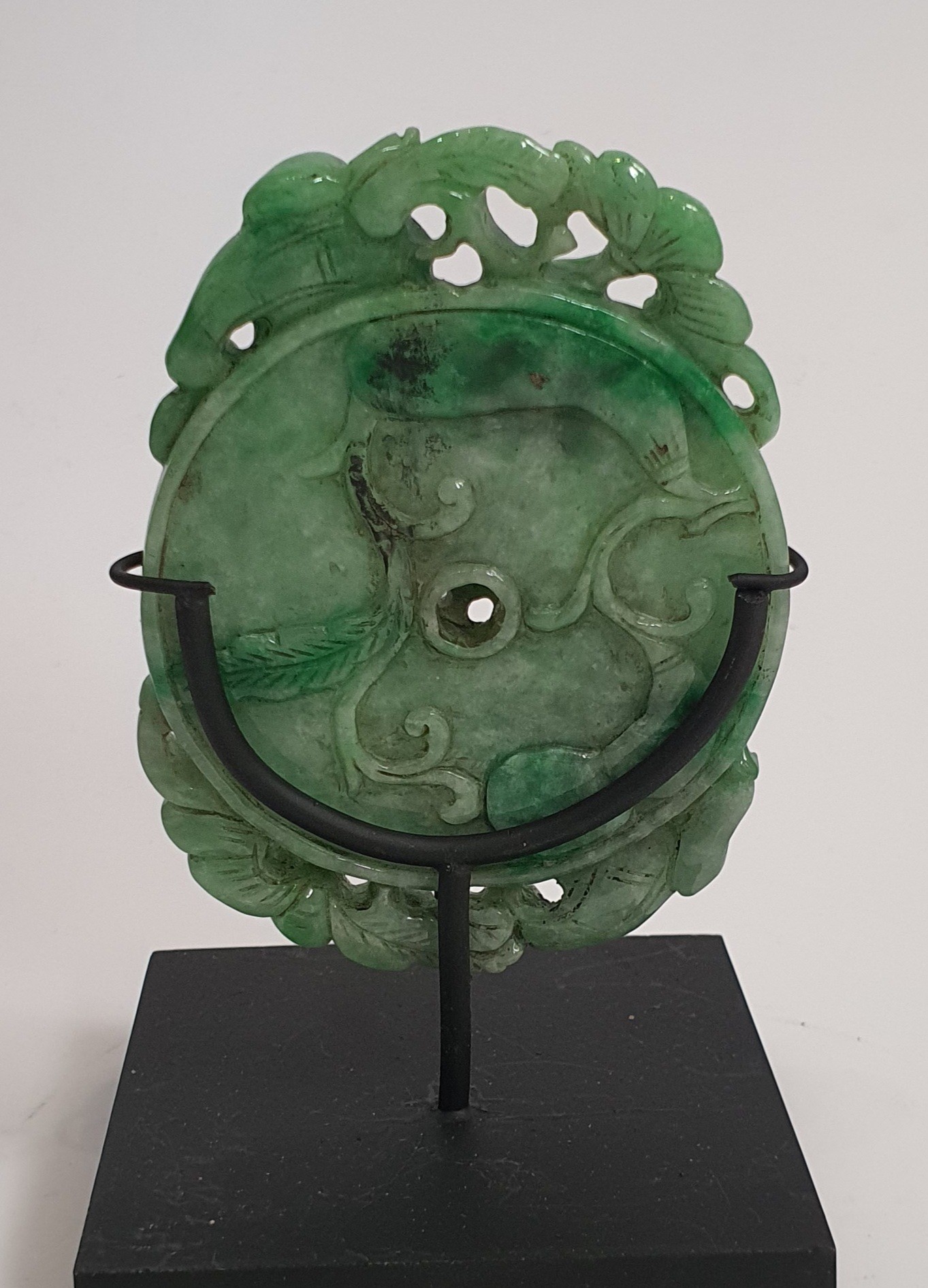 A Chinese pierced jade carving, decorated with pea pods on a bi disc for immortality, lucky bats and - Image 3 of 3