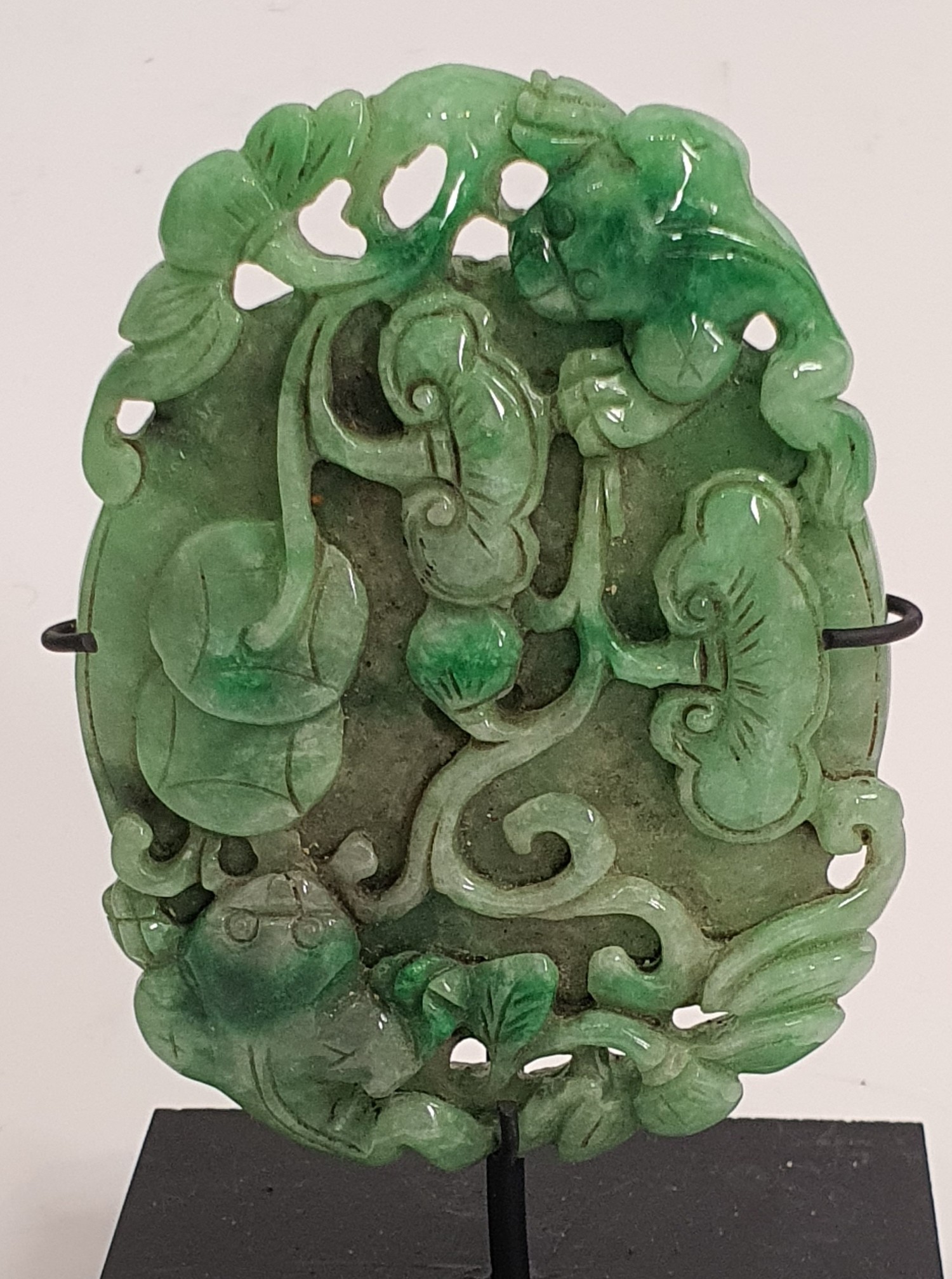 A Chinese pierced jade carving, decorated with pea pods on a bi disc for immortality, lucky bats and - Image 2 of 3