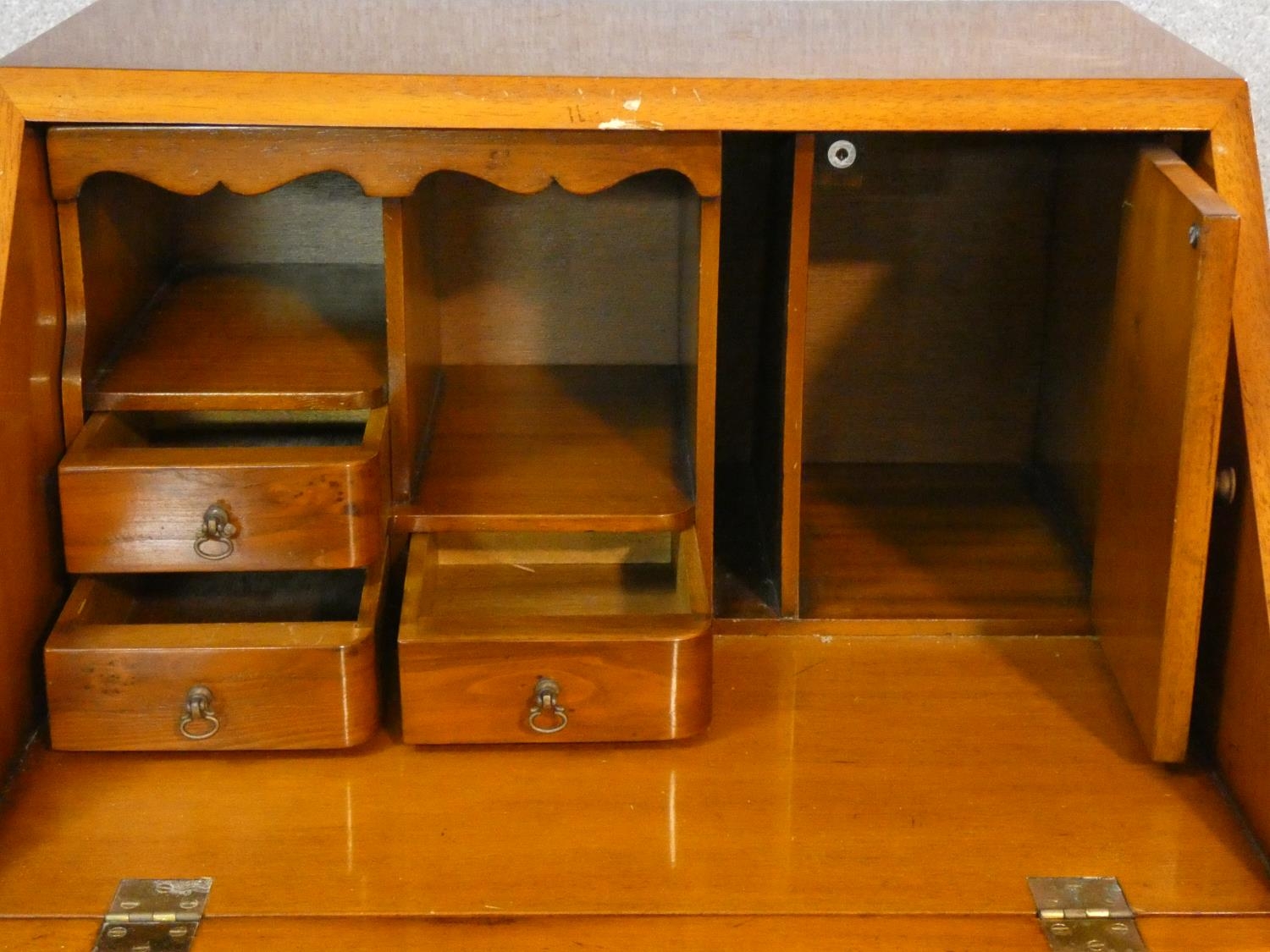 A Georgian style yew and crossbanded fitted bureau. H.100 W.51 D.47cm - Image 5 of 8