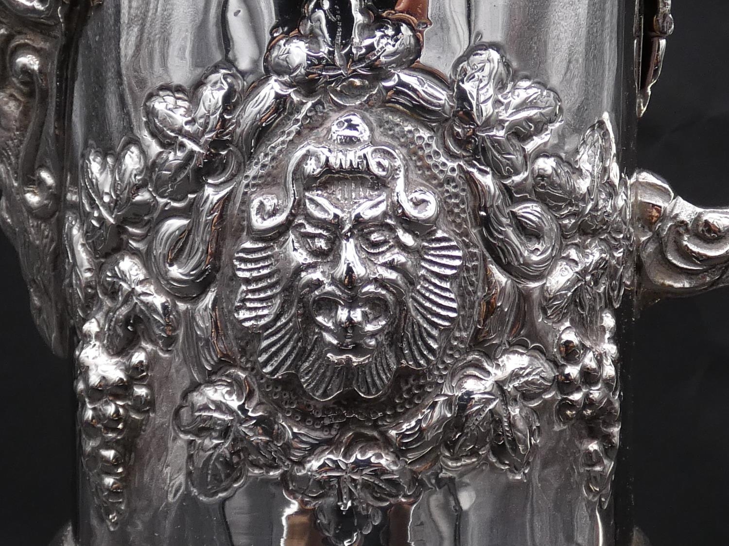 A silver plated and cut glass claret jug with repousse detailing. The glass jug has an engraved star - Image 3 of 8