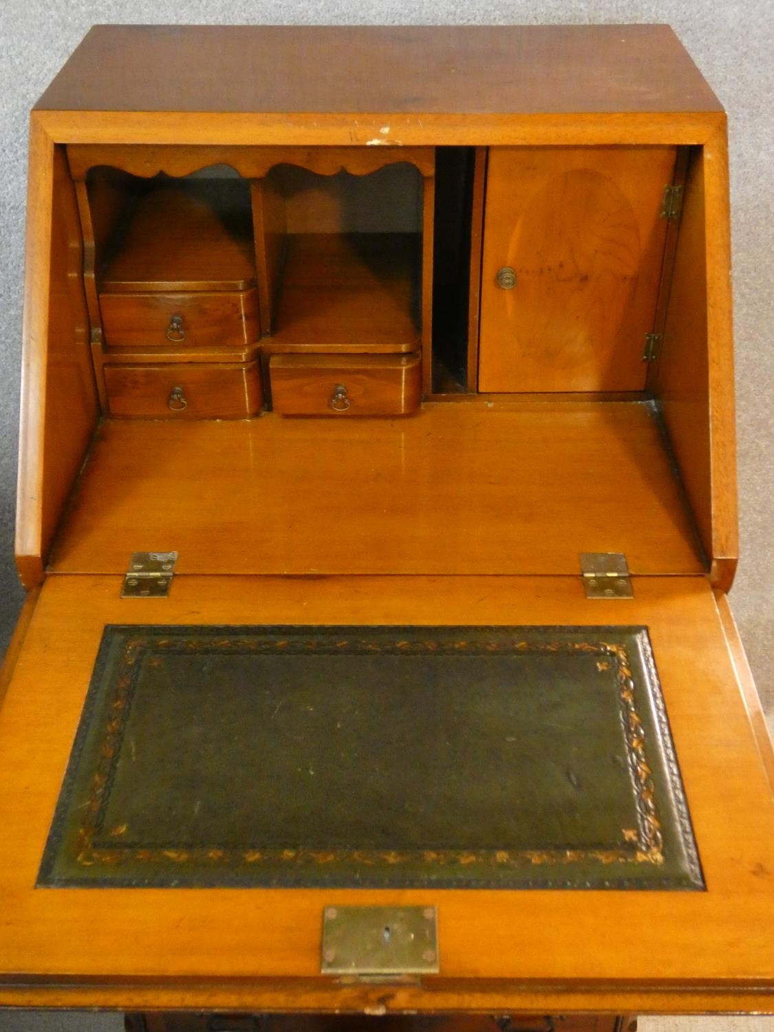 A Georgian style yew and crossbanded fitted bureau. H.100 W.51 D.47cm - Image 4 of 8