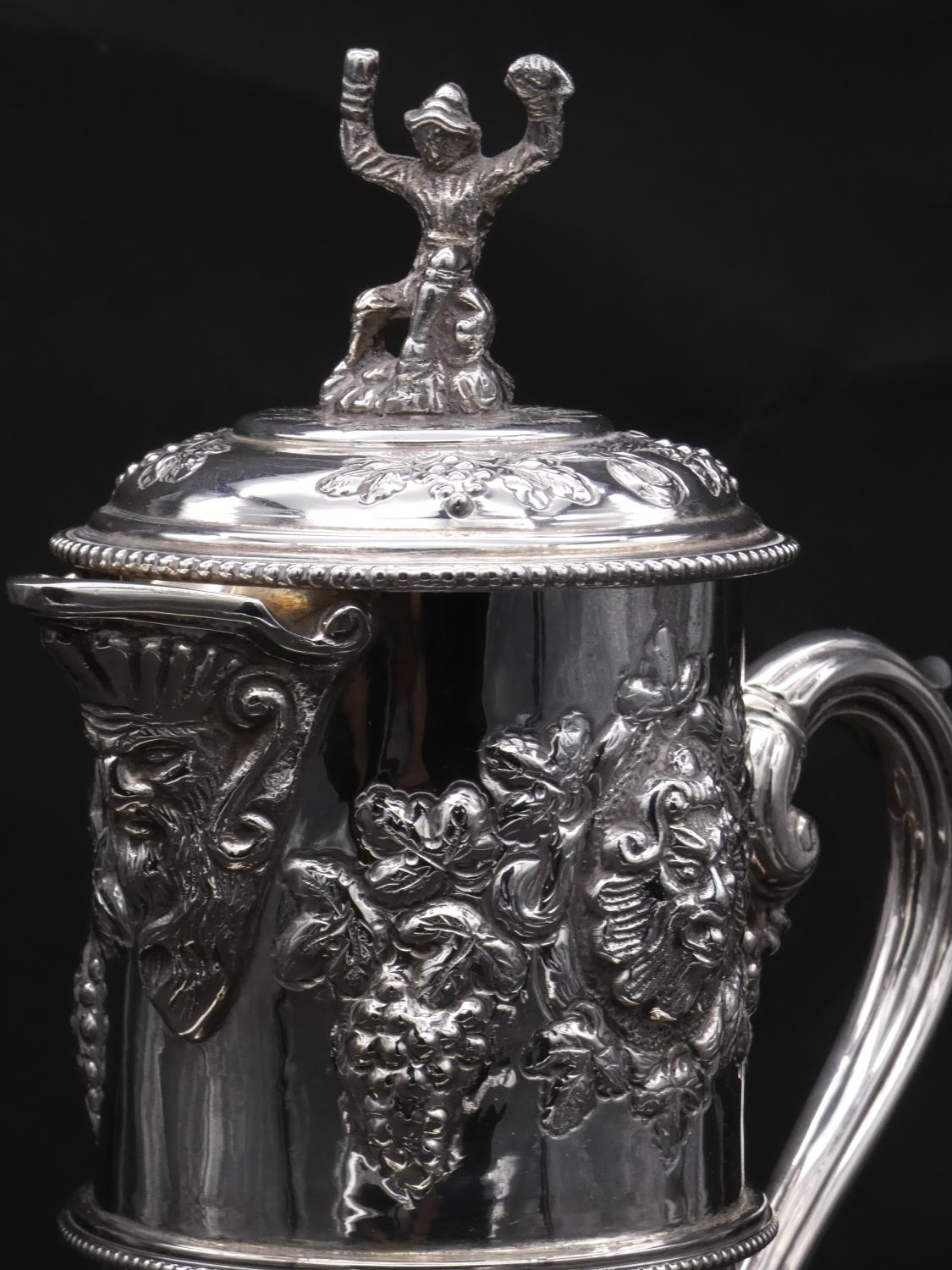 A silver plated and cut glass claret jug with repousse detailing. The glass jug has an engraved star - Image 2 of 8