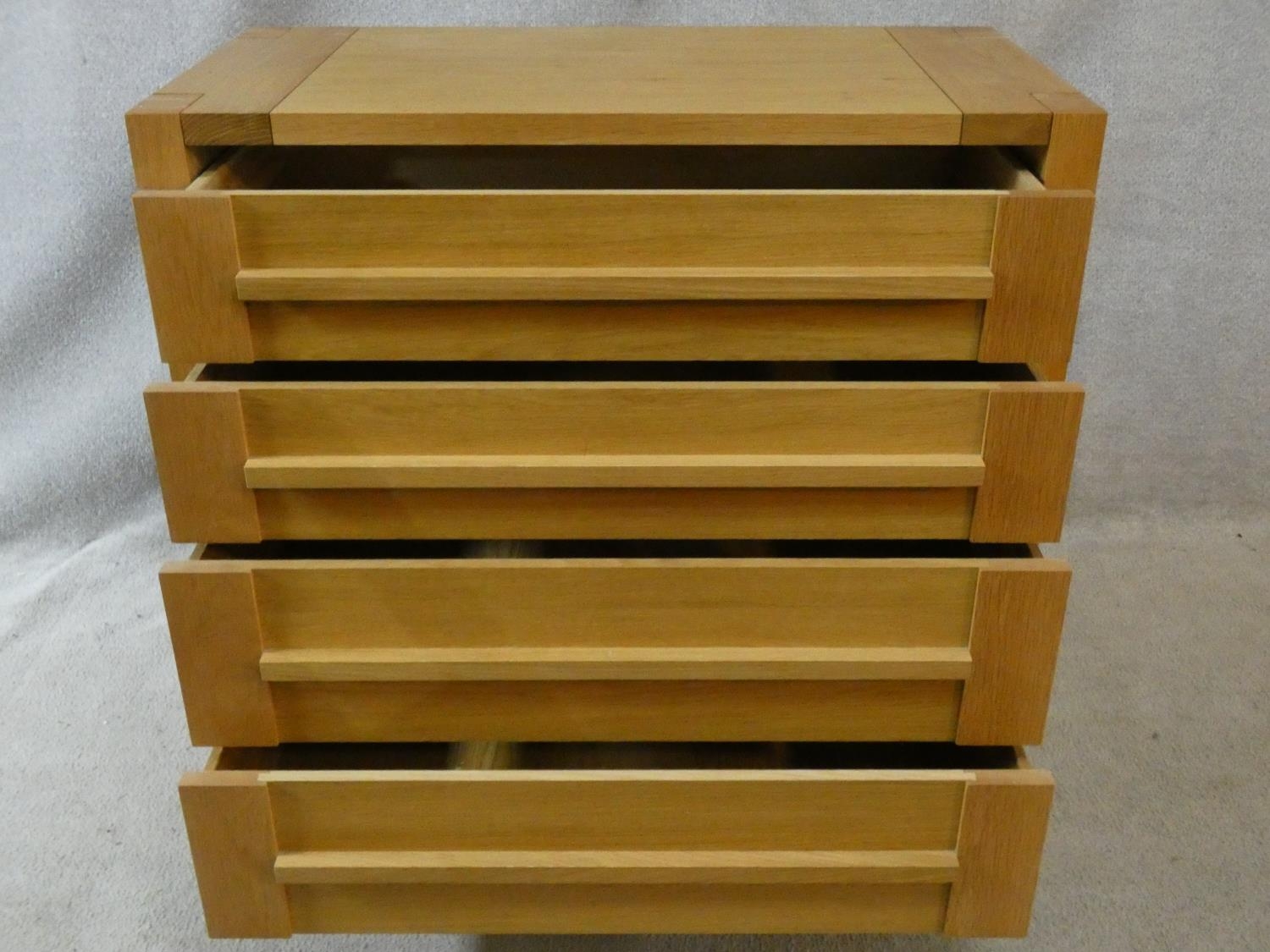 A contemporary pegged and jointed oak chest of four long drawers. H.88 W.90 D.46cm - Image 2 of 4