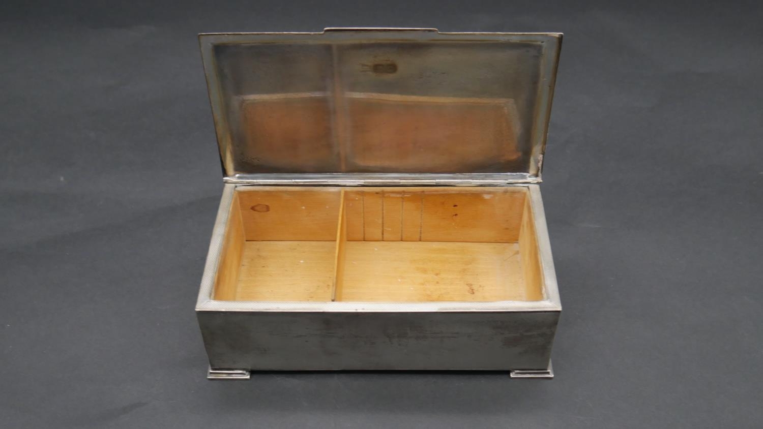 An Art Deco cedar lined two compartment engine decorated silver cigarette box. Hallmarked: HA for - Image 2 of 5