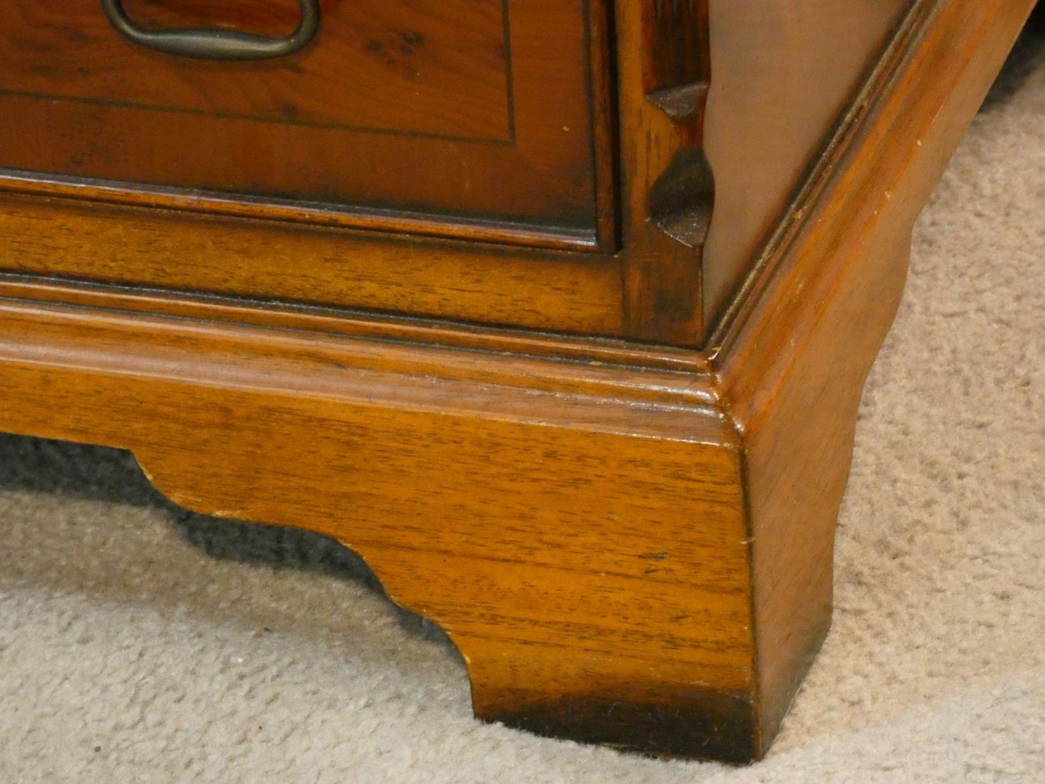 A Georgian style yew and crossbanded fitted bureau. H.100 W.51 D.47cm - Image 8 of 8