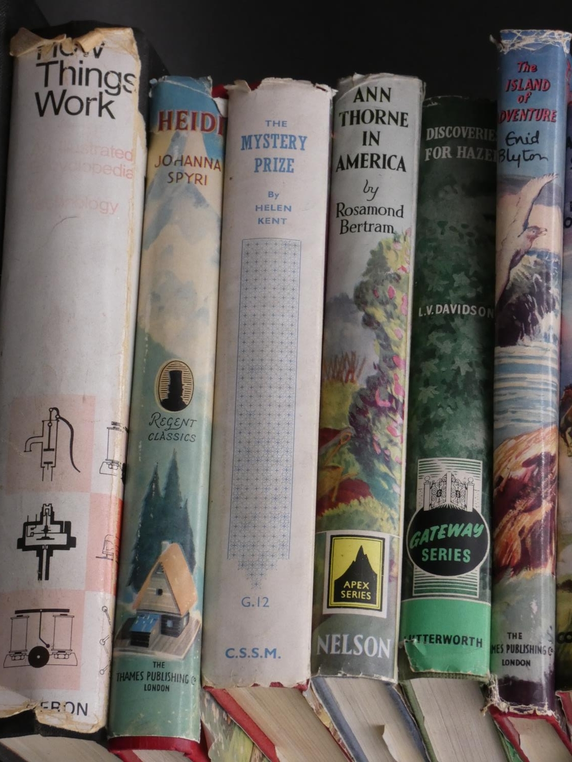 A collection of forty vintage books to include children's adventure stories, a selection of 50's - Image 5 of 11