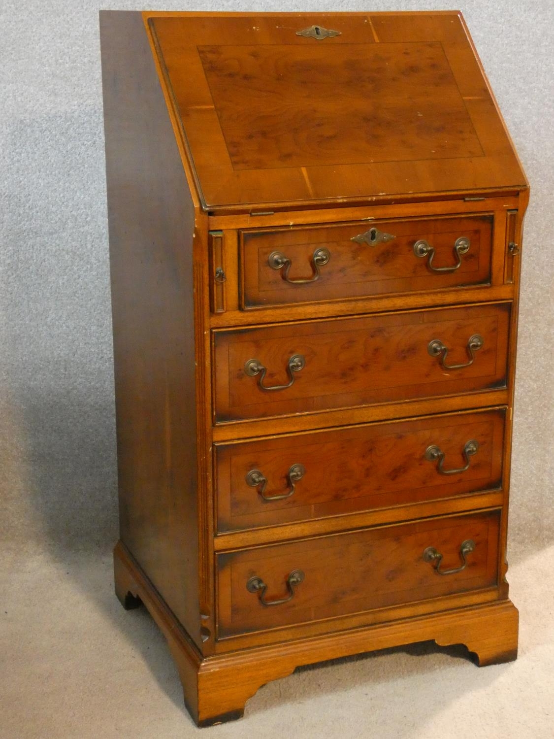A Georgian style yew and crossbanded fitted bureau. H.100 W.51 D.47cm - Image 2 of 8